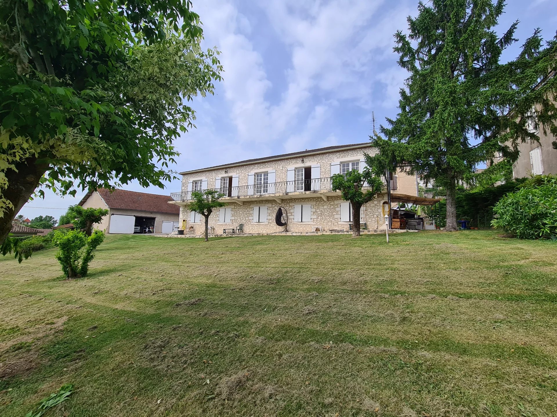 Belle maison en pierre au centre ville