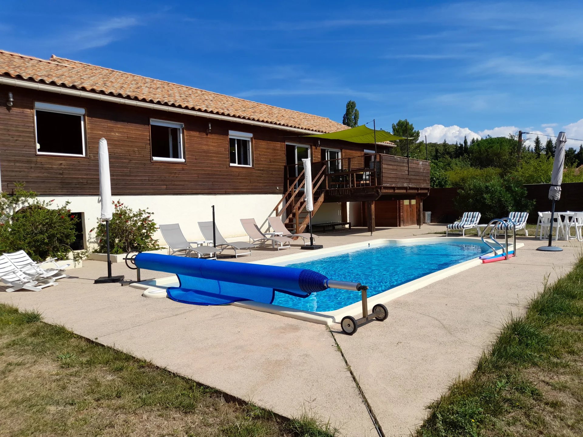 Charmante villa de plain-pied en bois, avec jardin et piscine