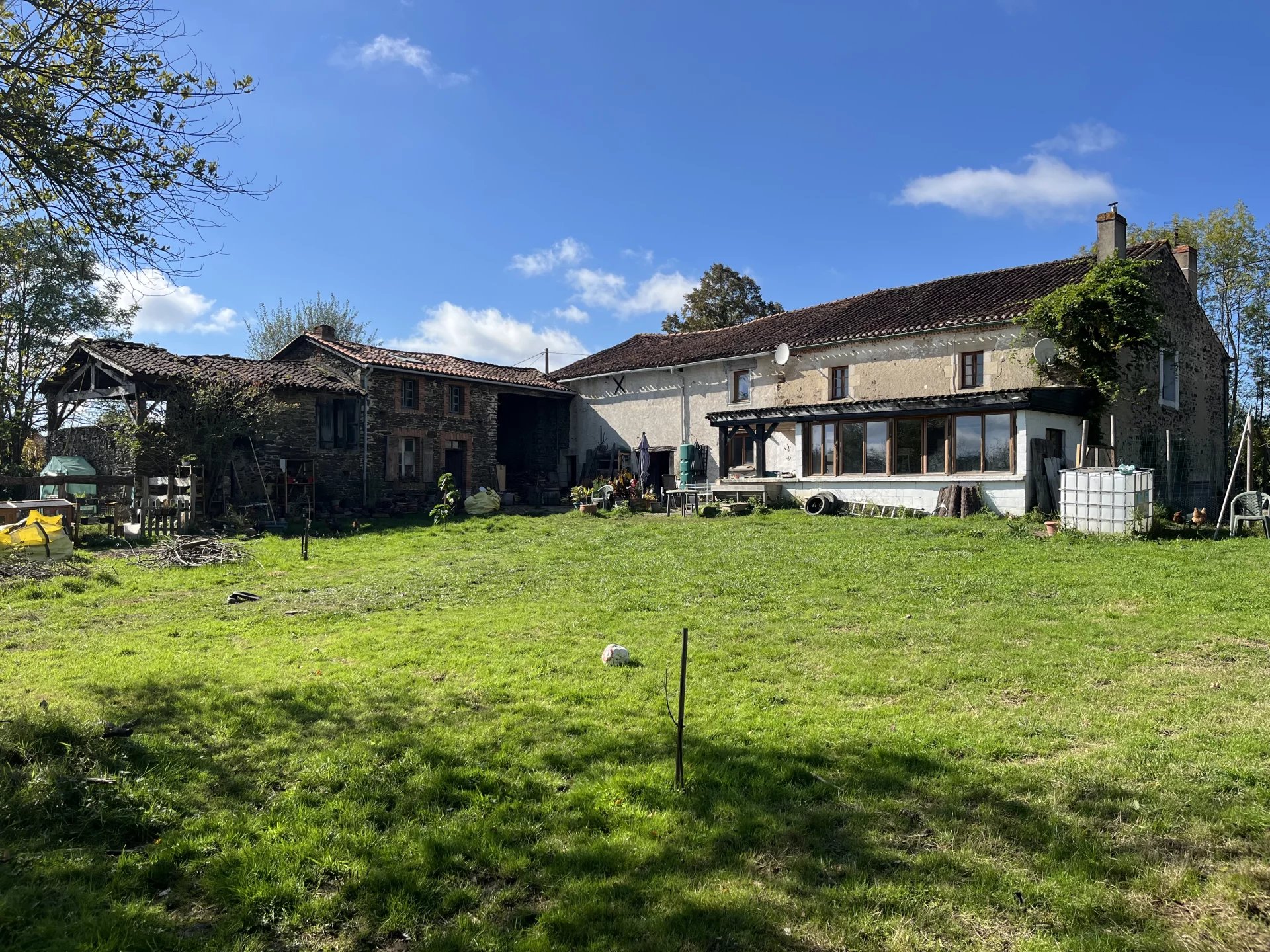 Grande maison en pierre avec 2ème maison et 2000m² de jardin