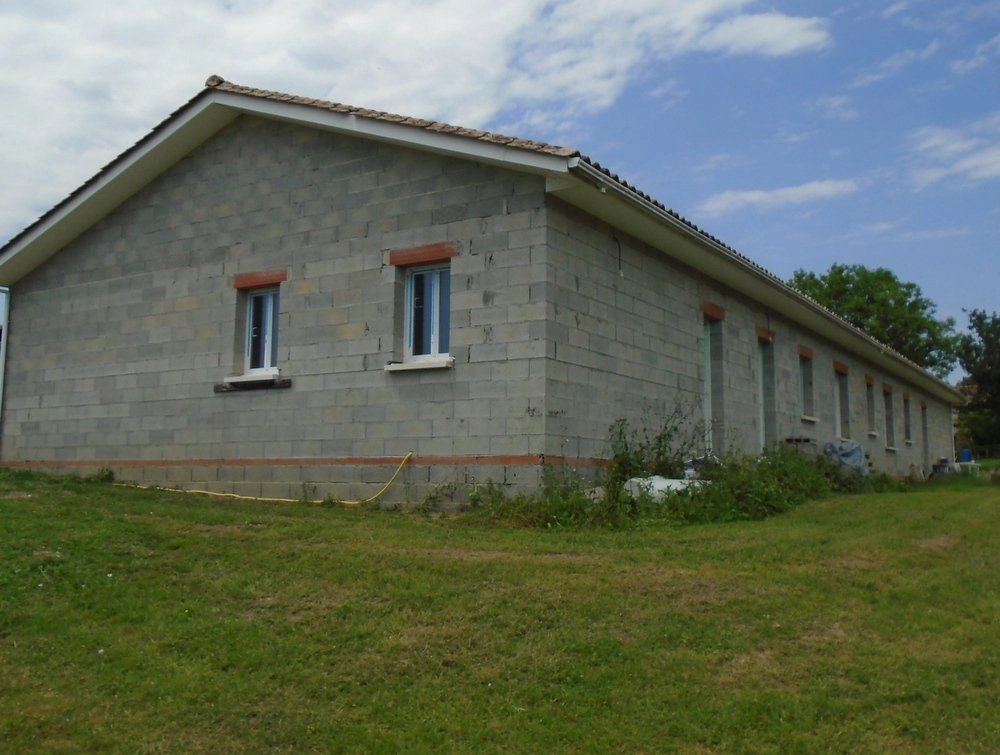 Grande maison neuve avec 5 chambres, emplacement calme