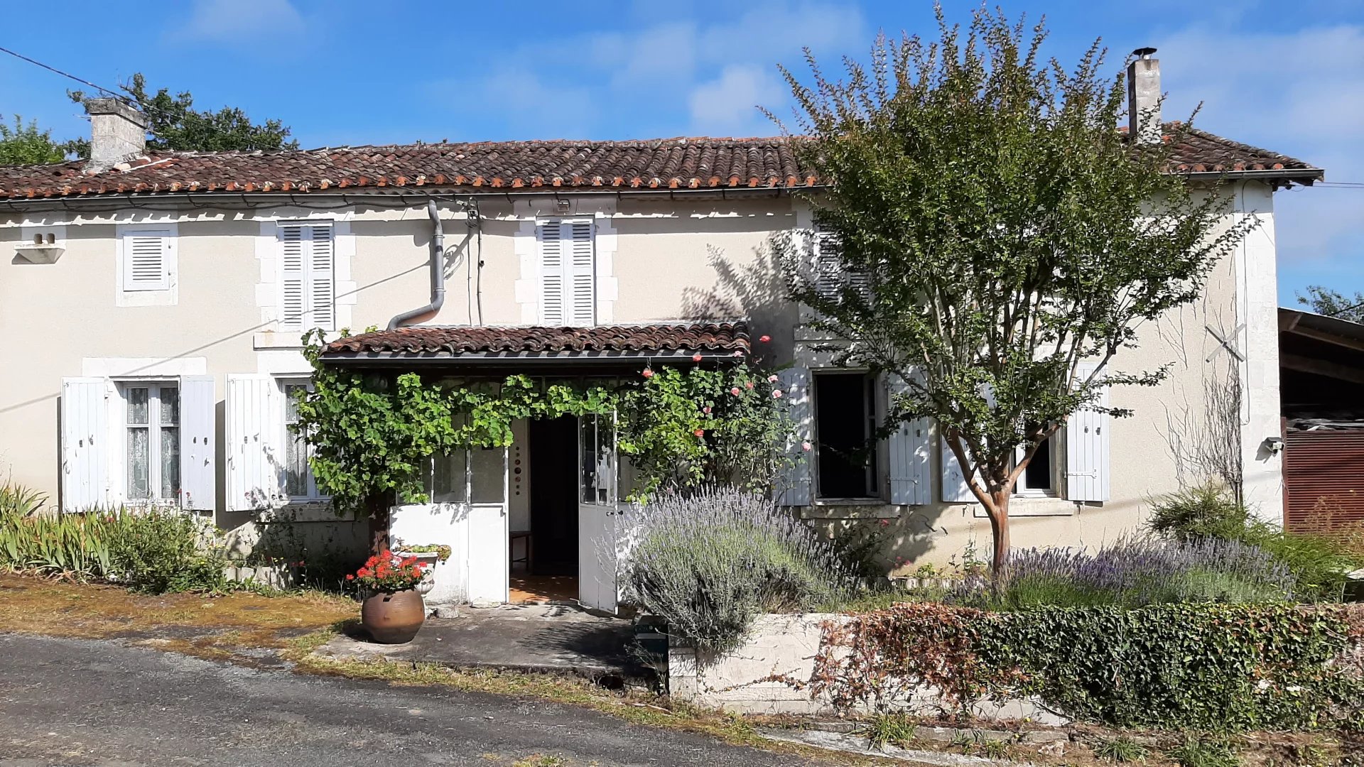 Maison en pierre rénovée dans un hameau tranquille