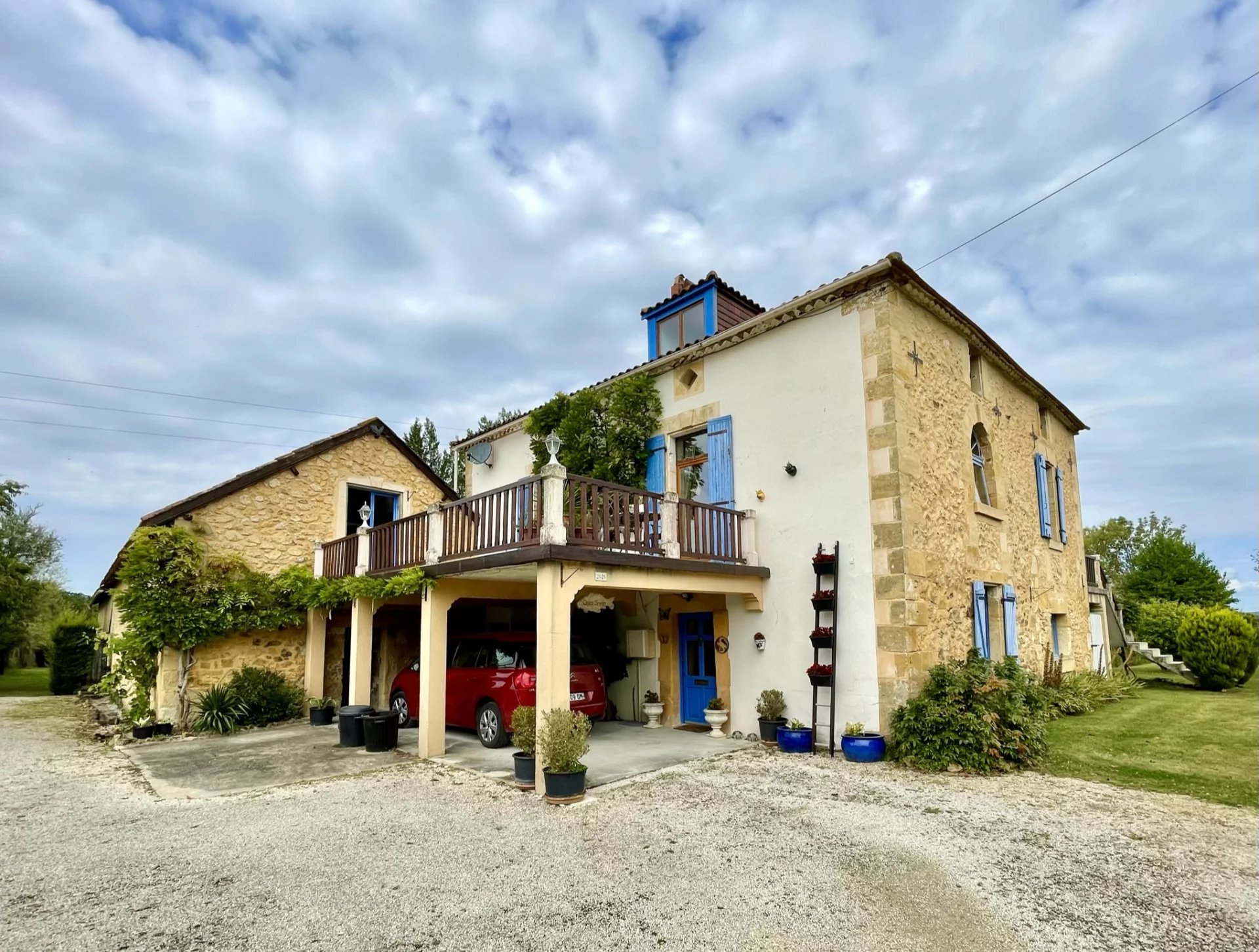 Lovely family house with independent apartment and it's own lake!