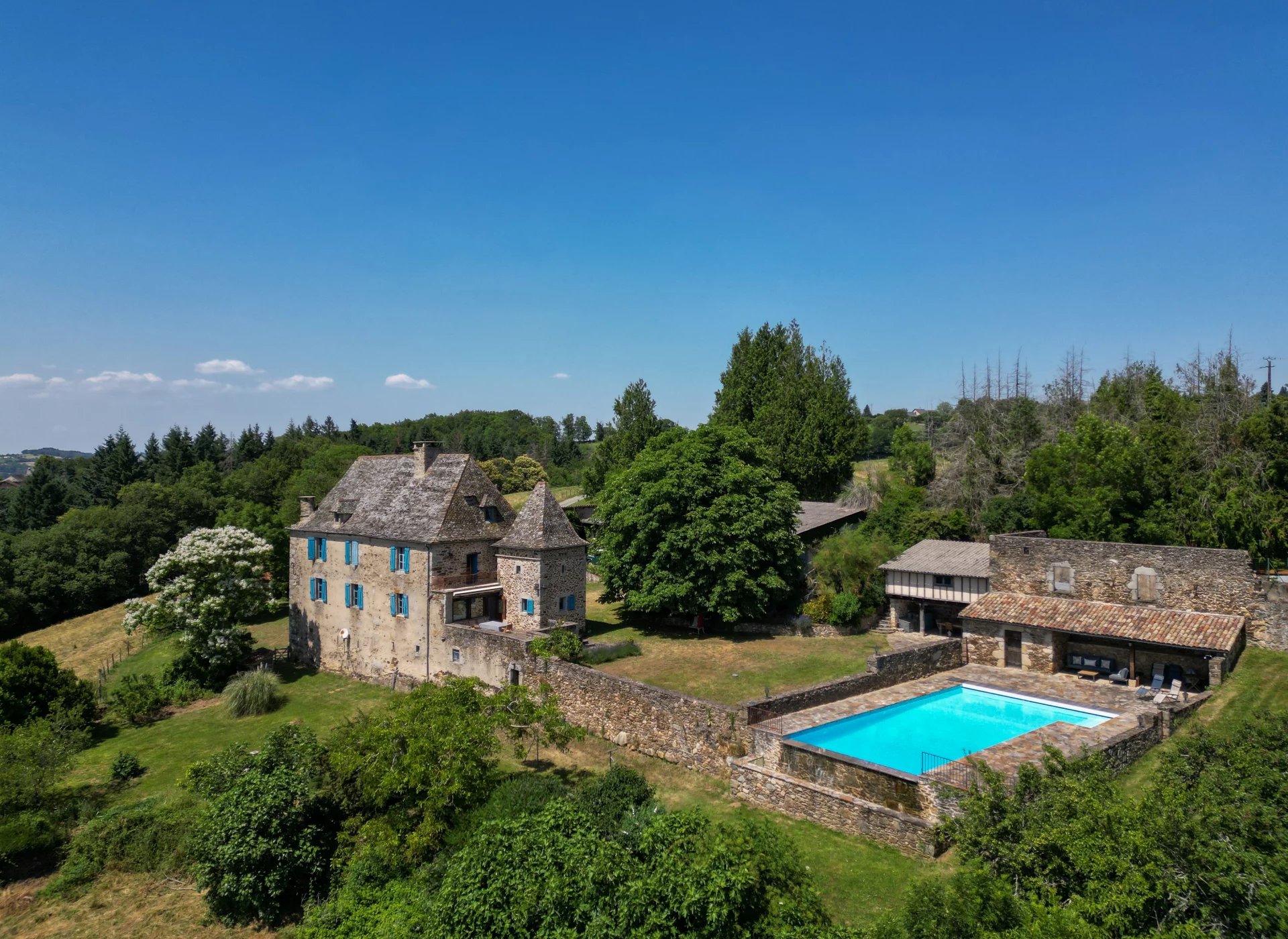 Vues à couper le souffle, intimité sans isolement, plus de 7 acres de terrain attenant, piscine à débordement
