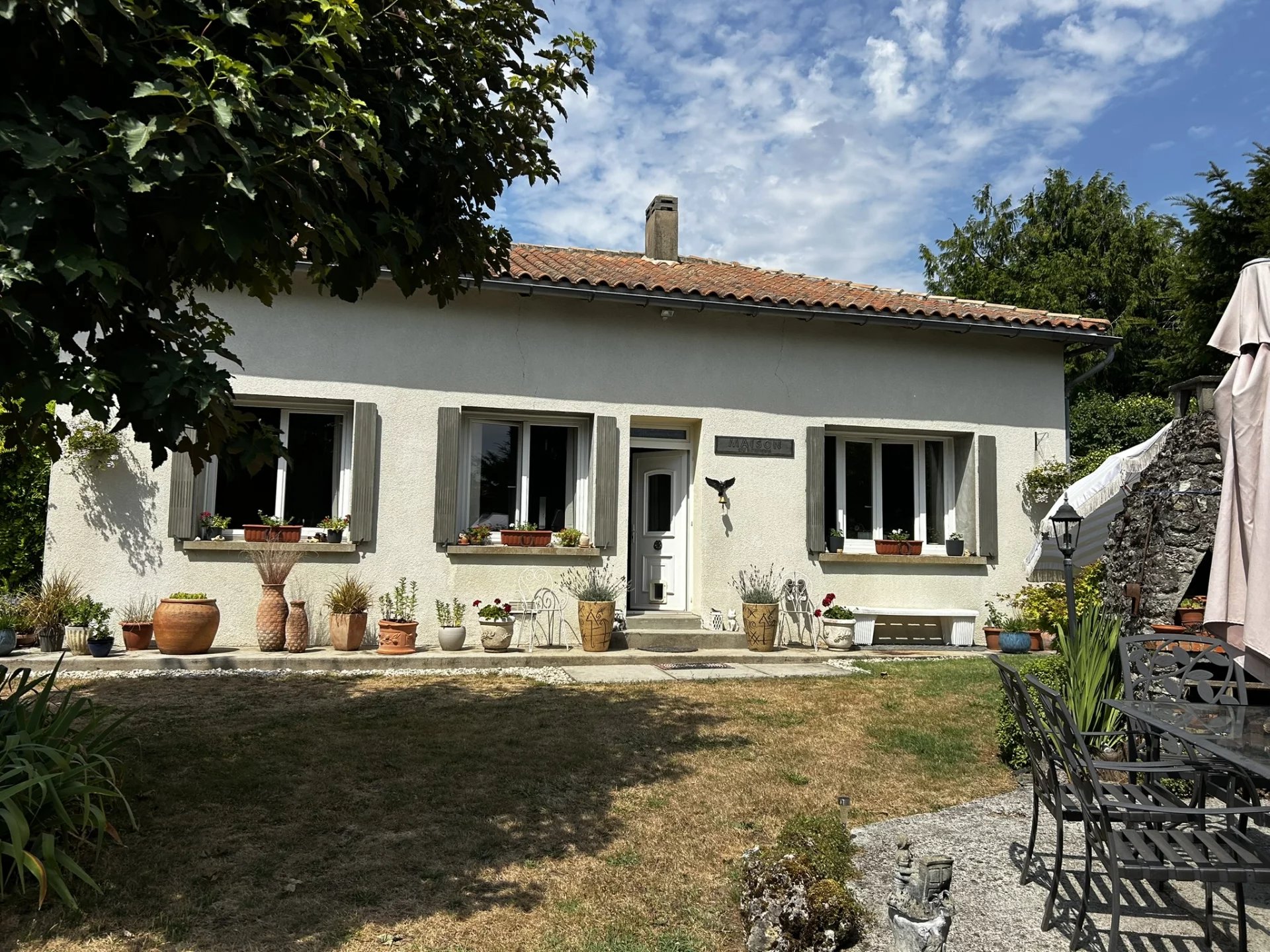 Maison avec plusieurs dépendances