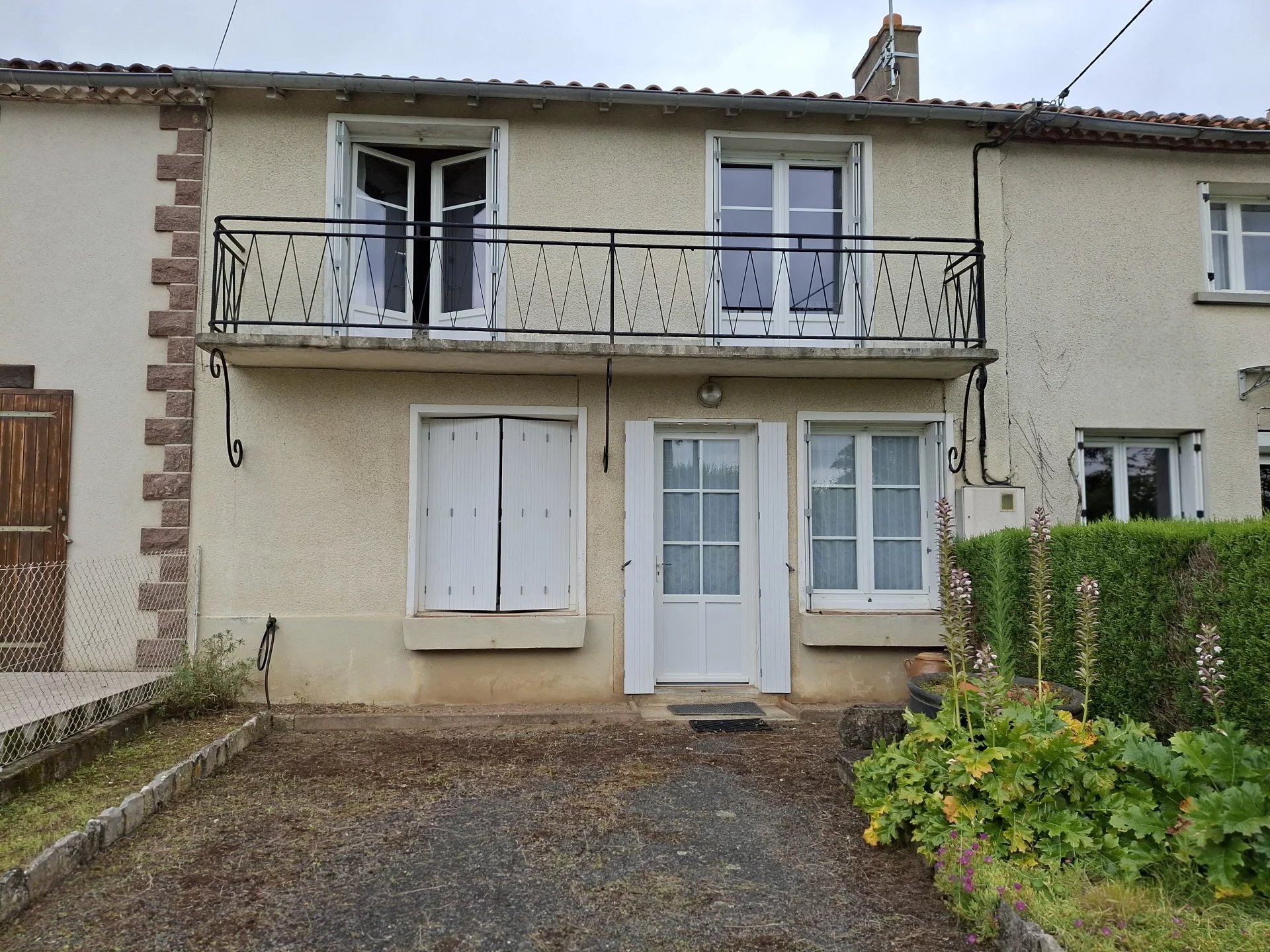 Village house on large plot in walking distance of popular village on Vienne river