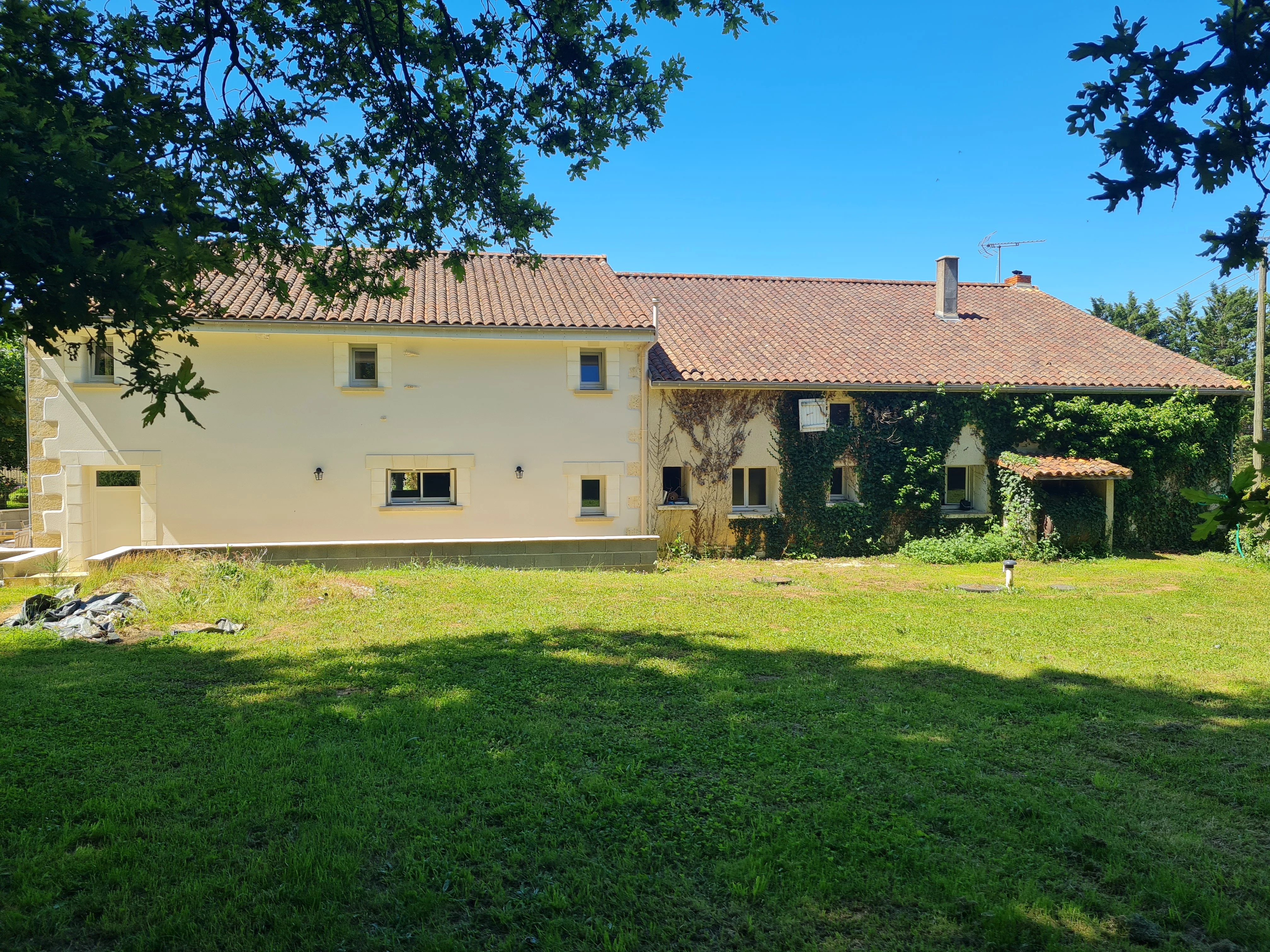 Charmant ensemble de trois maisons en pierre proche des commodités