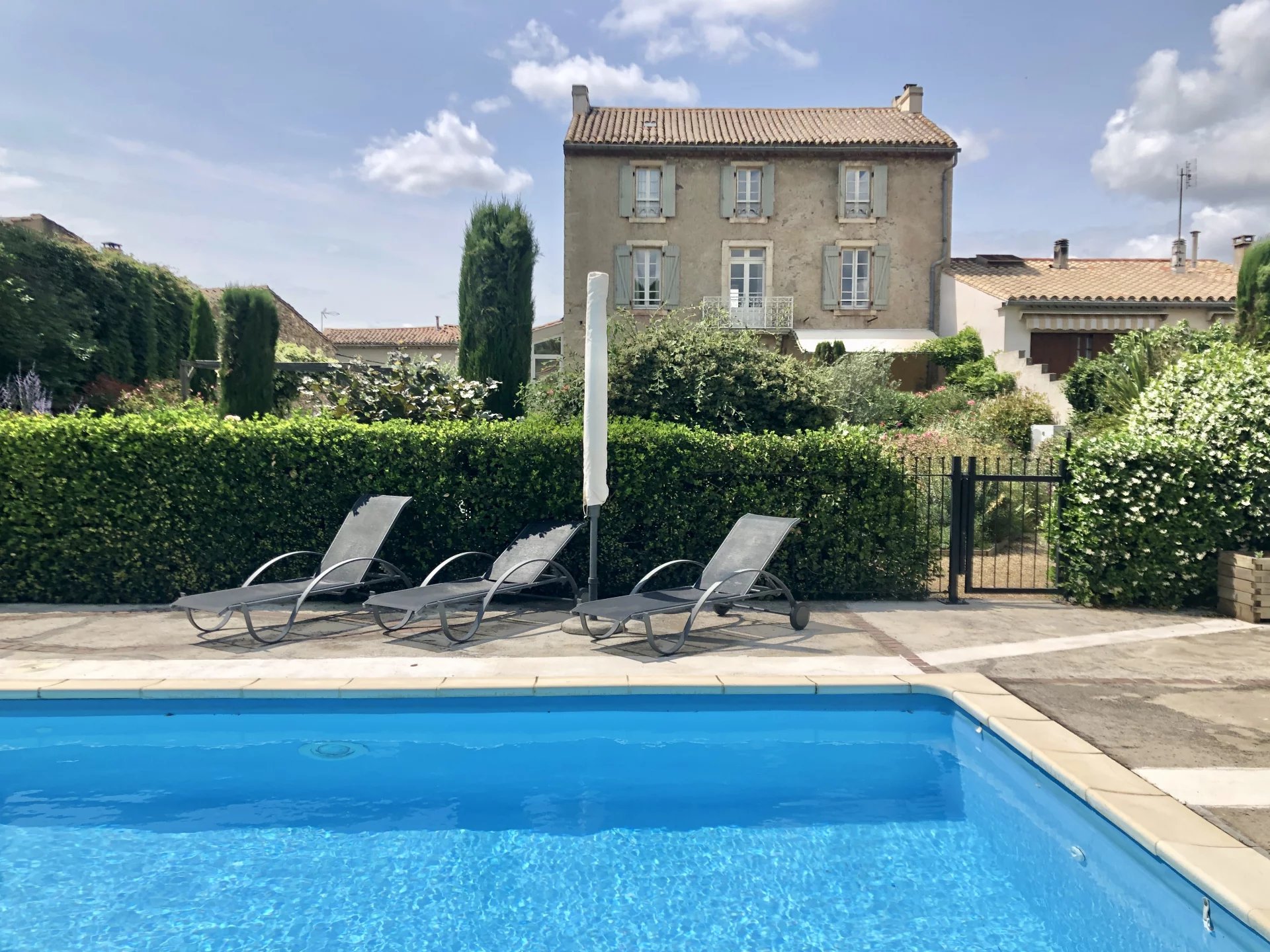 Belle maison en pierre avec 6 chambres, piscine, garage et jardin.