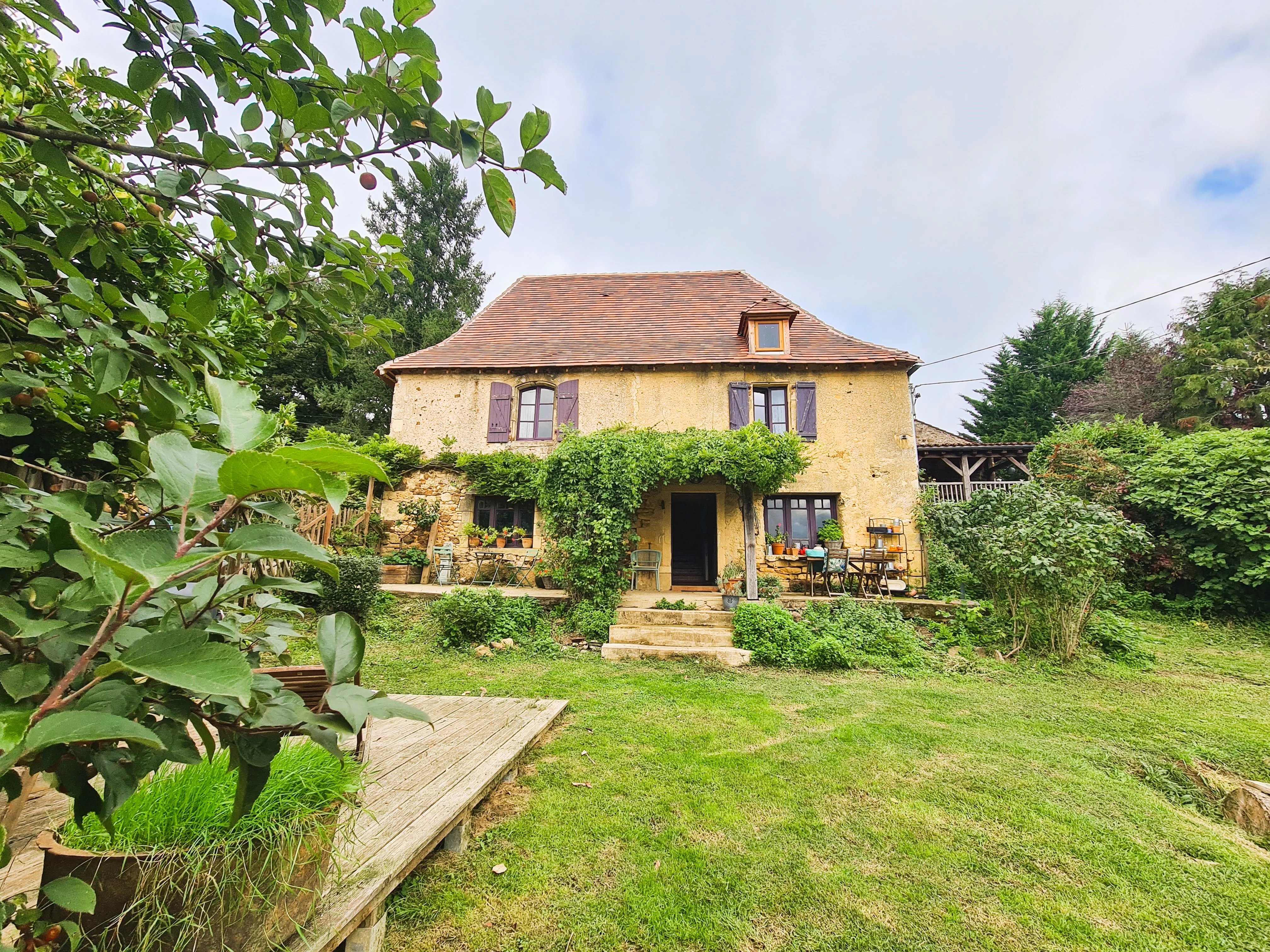 Maison traditionnelle en pierre avec dépendances, terrain et VUE !