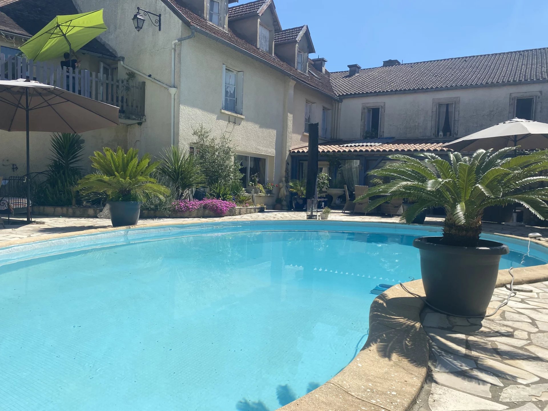 Ensemble immobilier avec piscine