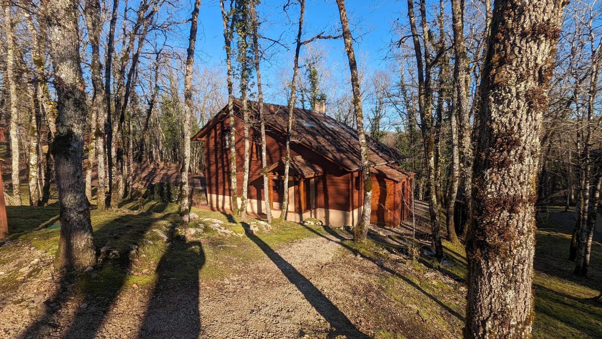 Spacieux chalet en bois de 3 chambres situé sur un terrain de golf à proximité de Sarlat.