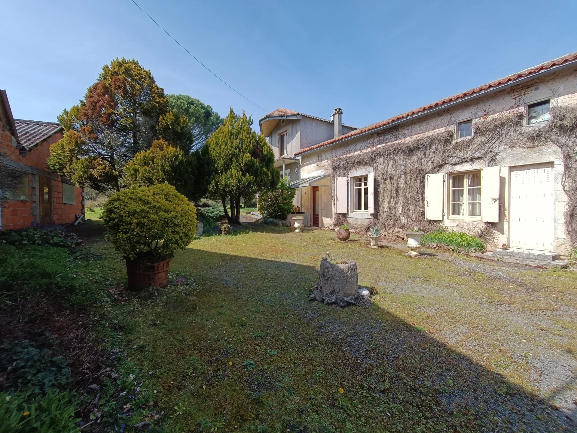 Village house with outbuildings and 3,900 m2 of attached land