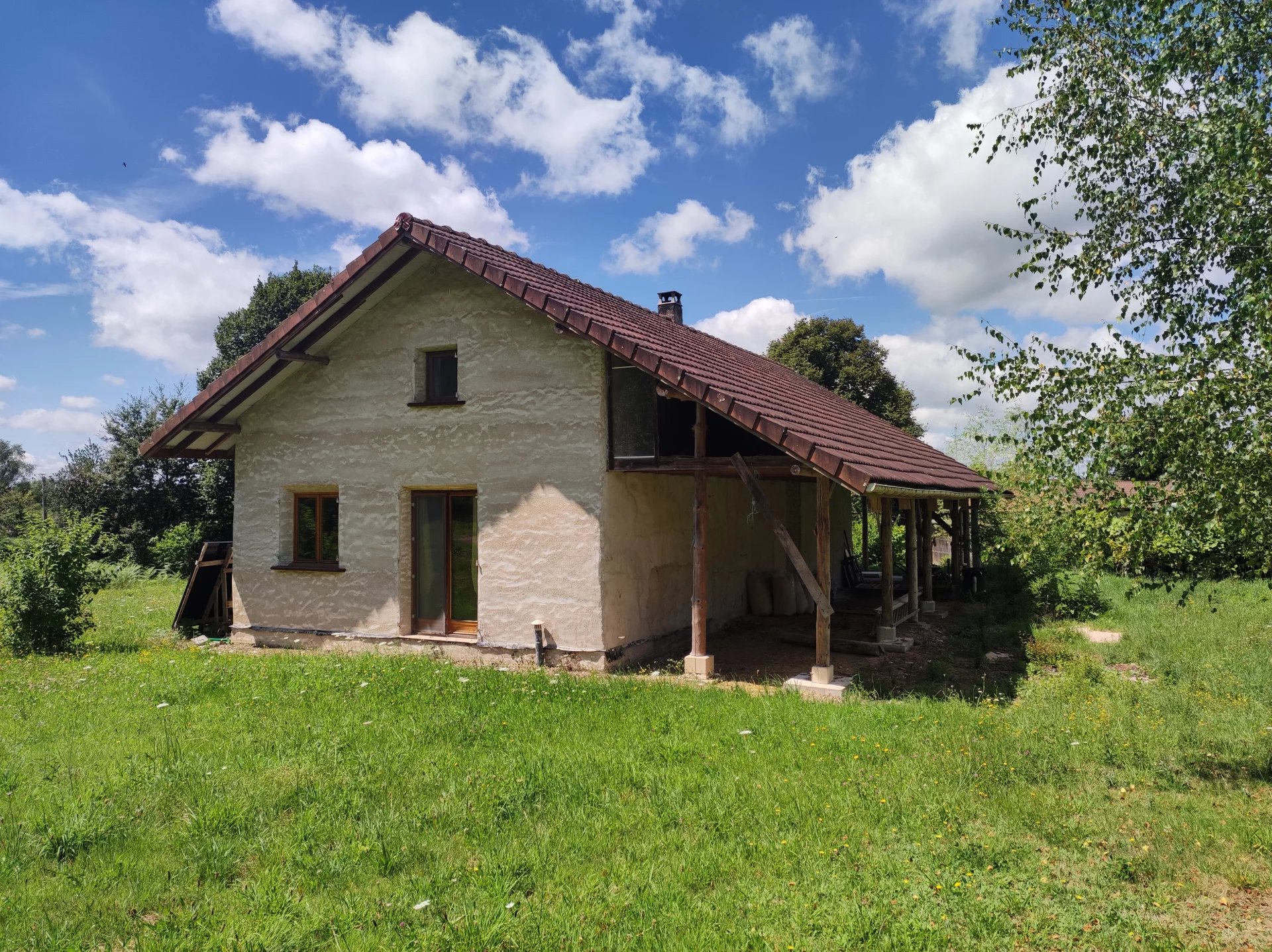 Maison en paille autonome sur 4ha de terrain