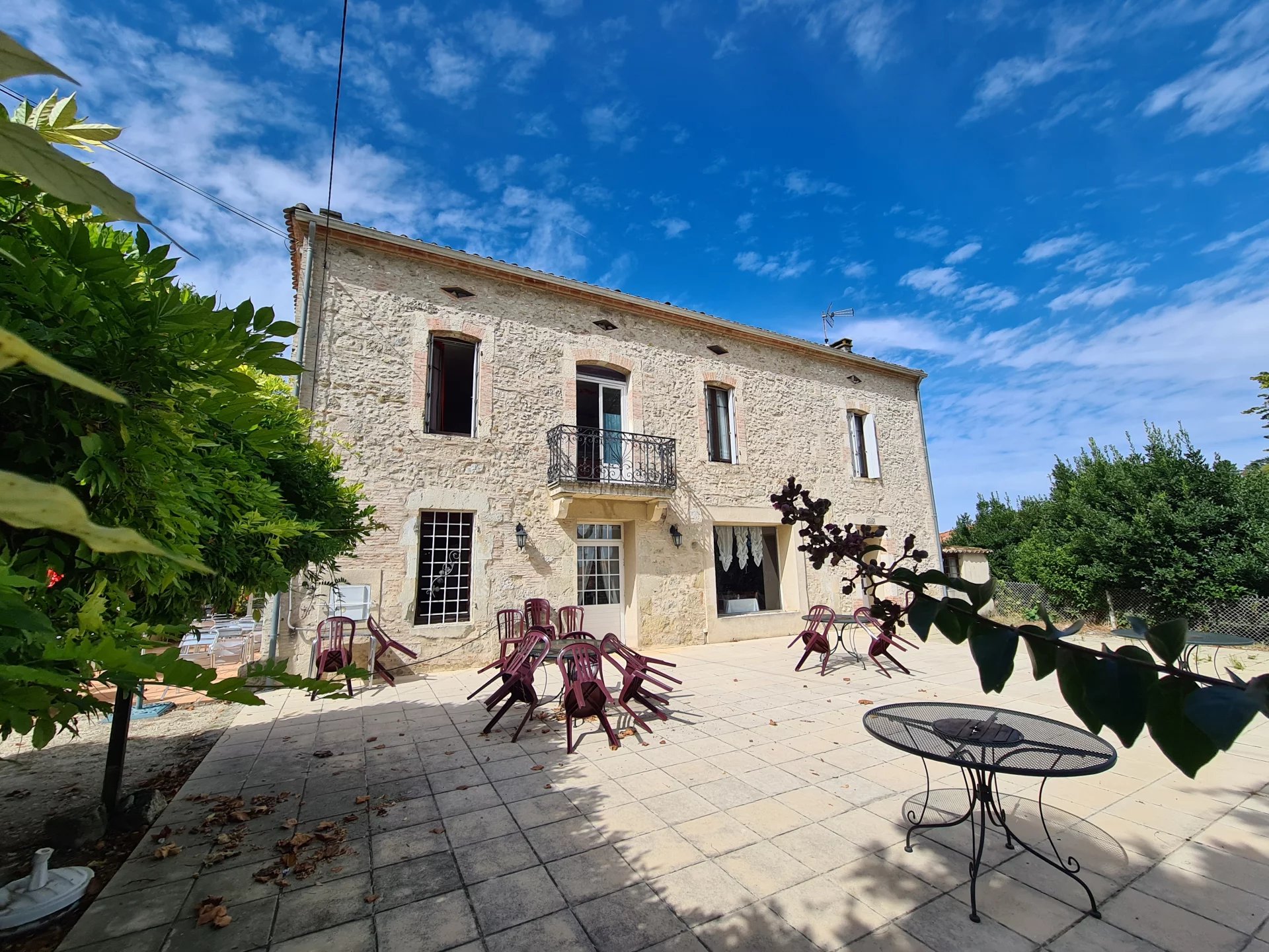 Maison en pierre avec piscine