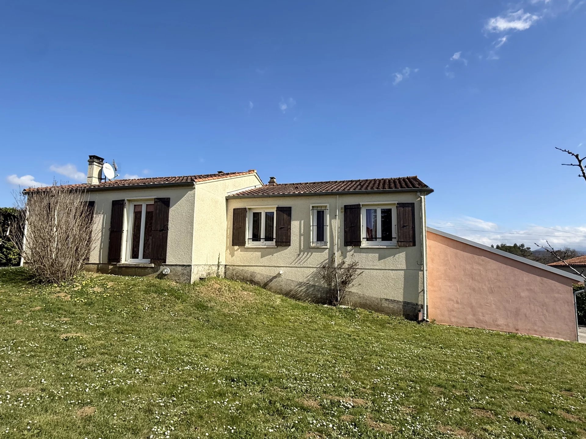 Single-level 3-bedroom home with garage, workshop and countryside views