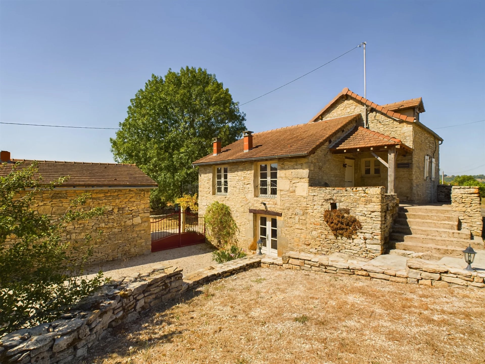 Bel ensemble de trois bâtiments avec piscine dans un paisible endroit de campagne