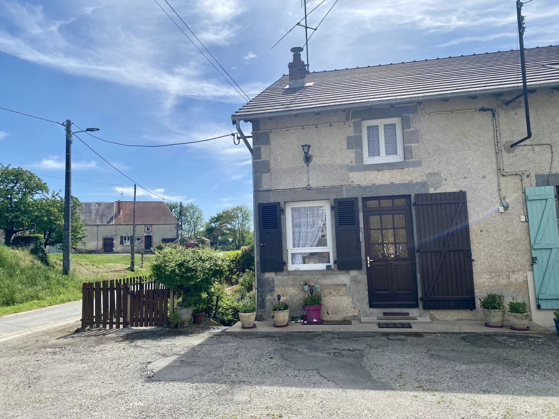 Perfect lock up and leave near Bellac, 3 bedrooms, a large garage and a courtyard