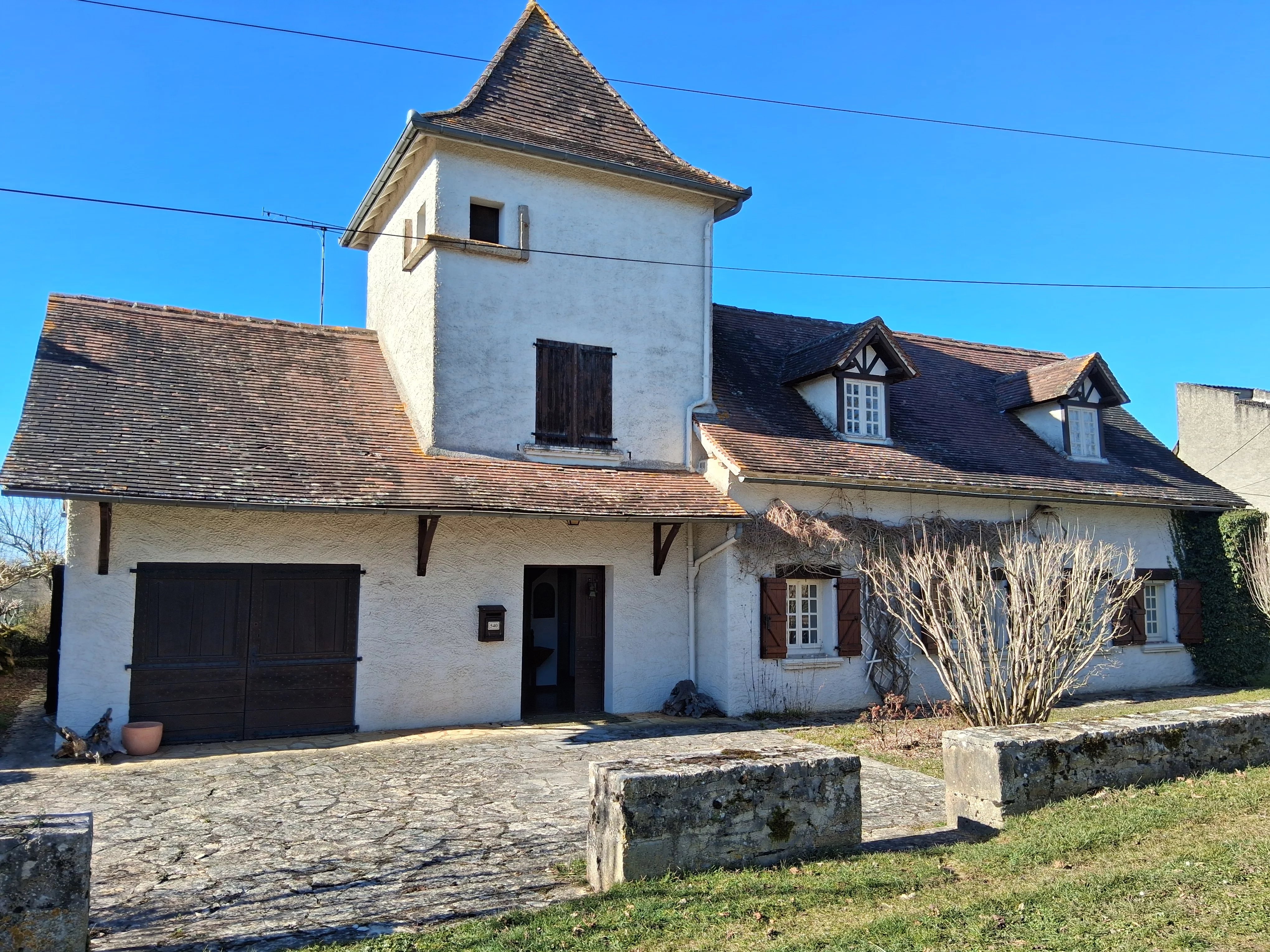 Spacious character family home in friendly hamlet