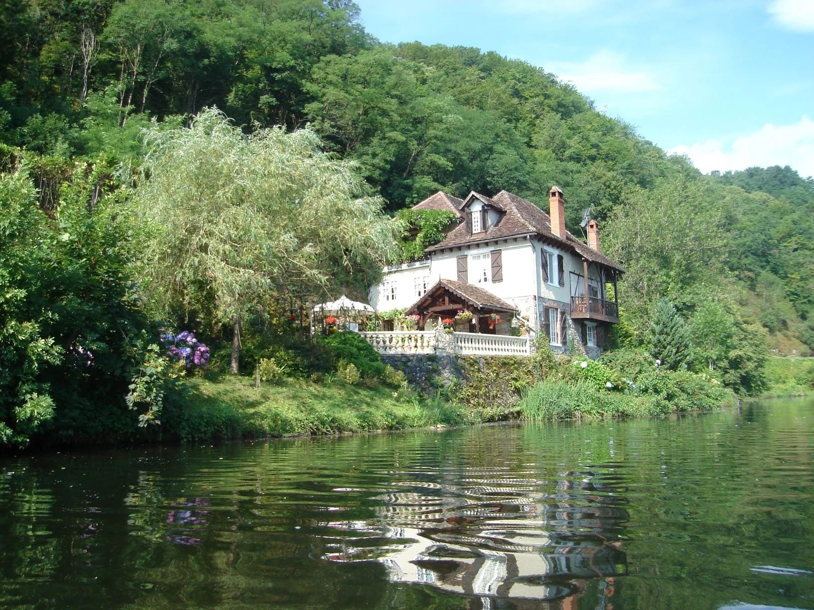 Fabulous river views on the edge of a beautiful medieval town
