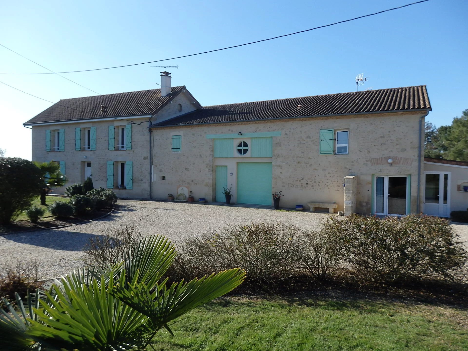 A spacious stone house with 2 guest houses