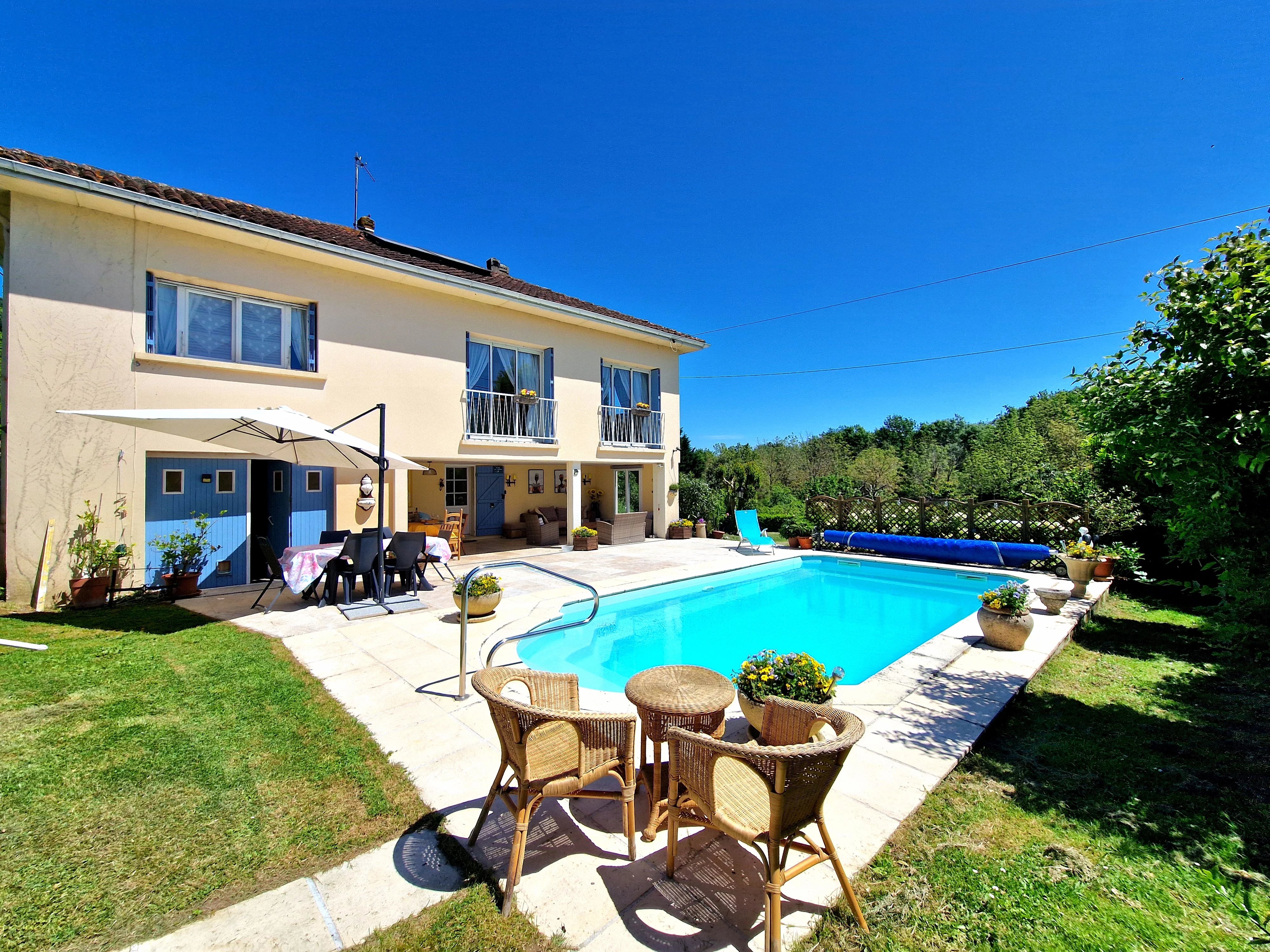 SUPERBE SITUATION - maison de 3/4 chambres avec piscine, à pied du centre ville et du lac et des bois.