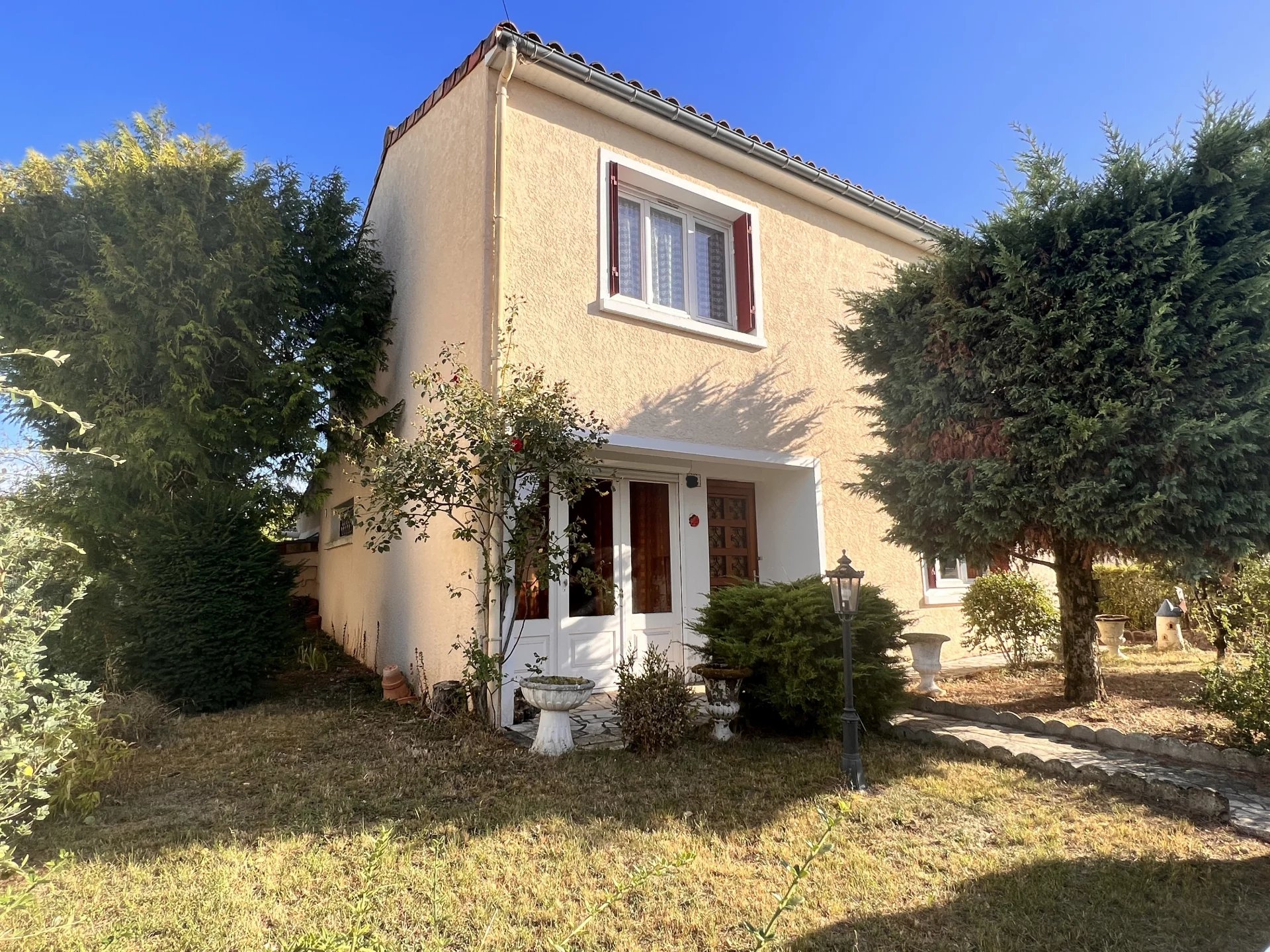 Detached 5 bedroom house with garage/ workshop in Ruffec