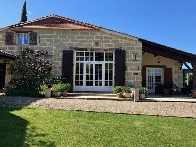 4-bed stone house in quiet setting with heated pool and views