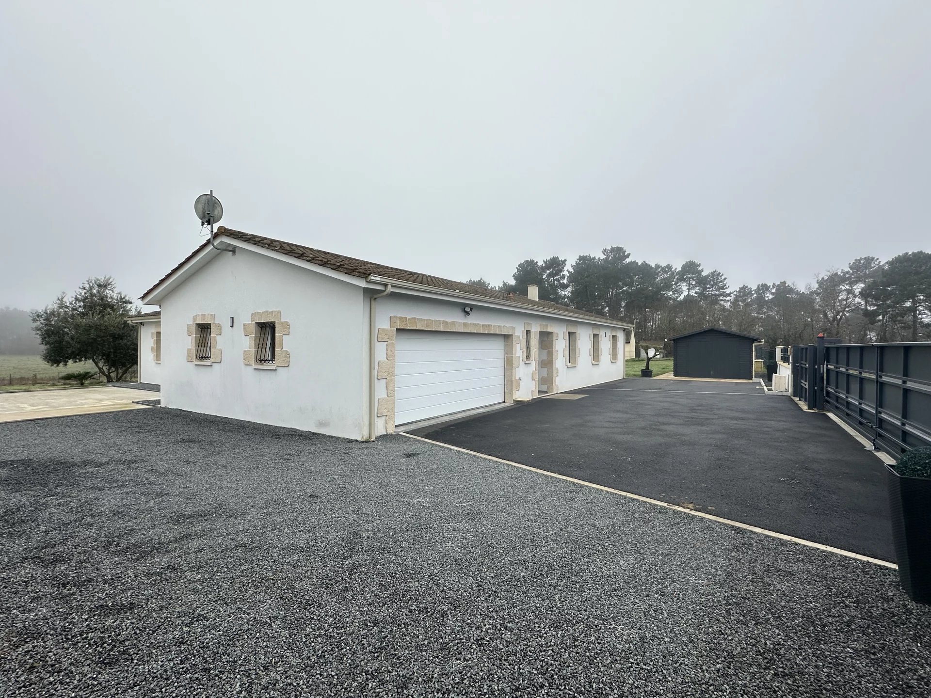 Villa plain-pied 6 chambres, avec piscine, dépendances de plus de 100m², jardin et prairie