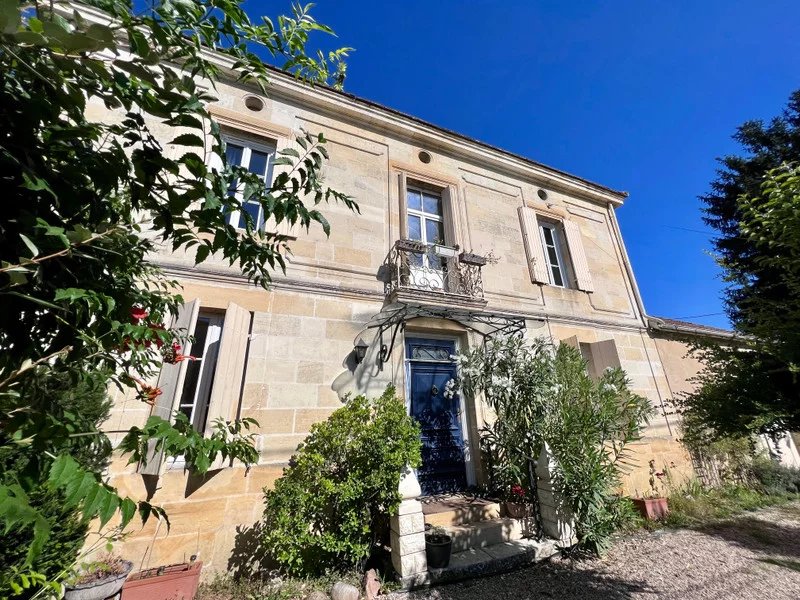 Stunning Maison de Maitre with pool and Dordogne River Frontage, walkable to a Bastide Town