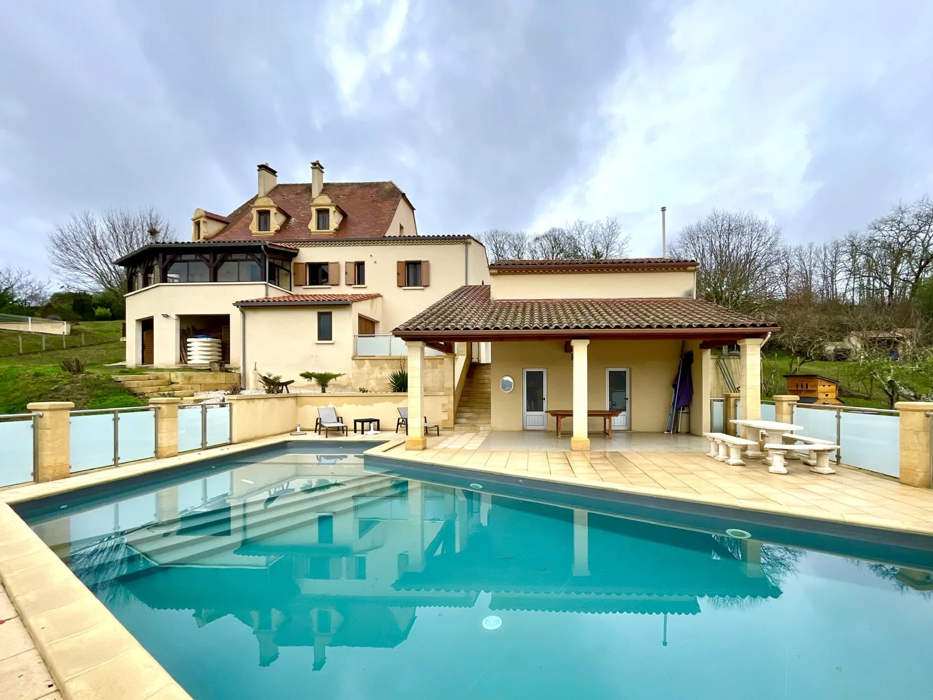 Large house with pool on the outskirts of Cenac-et-St Julien