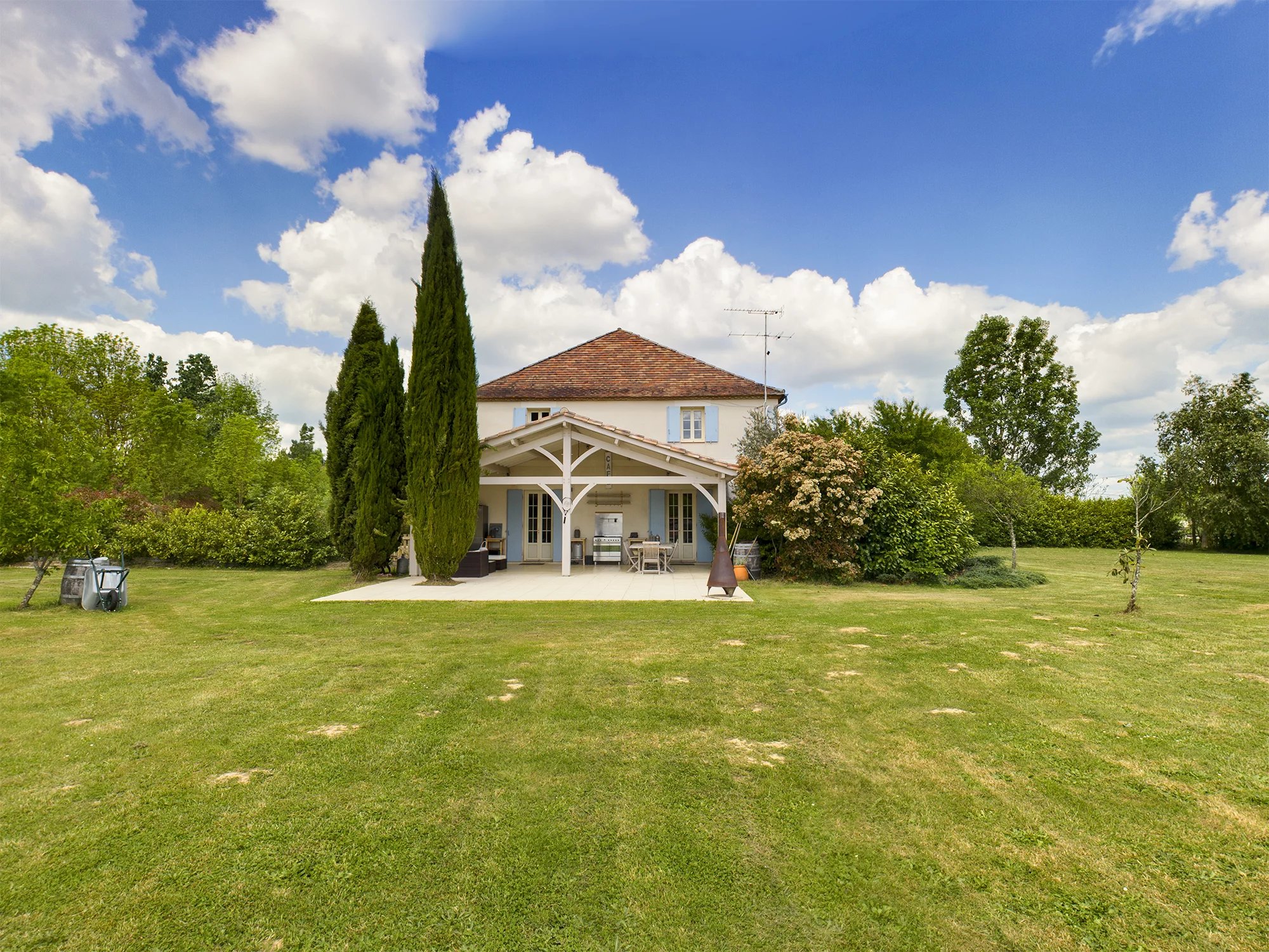 Beautiful family home with 6 bedrooms and superb covered terrace