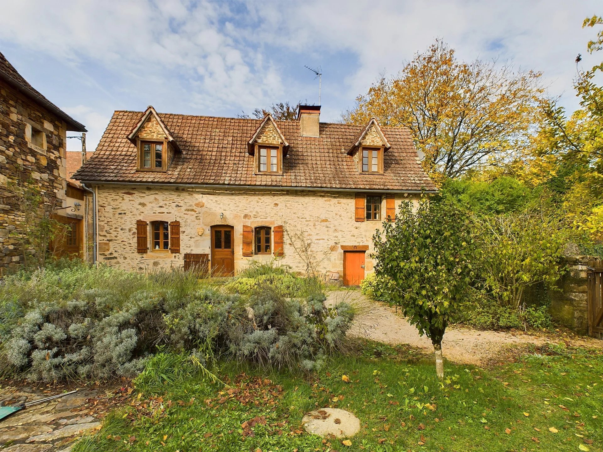 Charmante propriété en pierre dans un hameau tranquille!