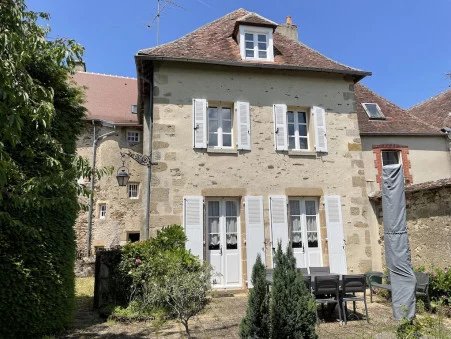 Magnifique maison de maître dans un beau village médiéval