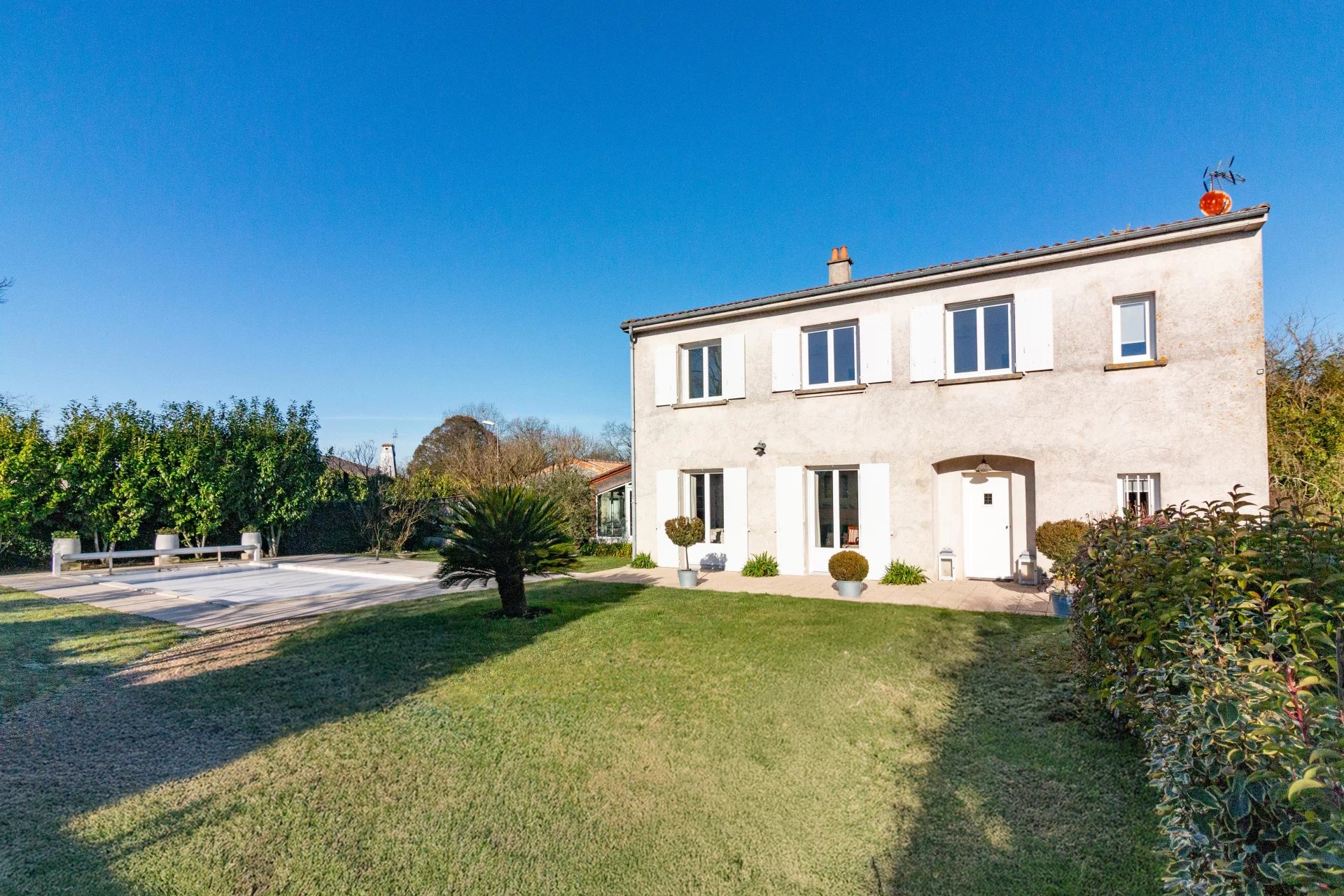 Spacieuse maison de village avec piscine et jardin intérieur