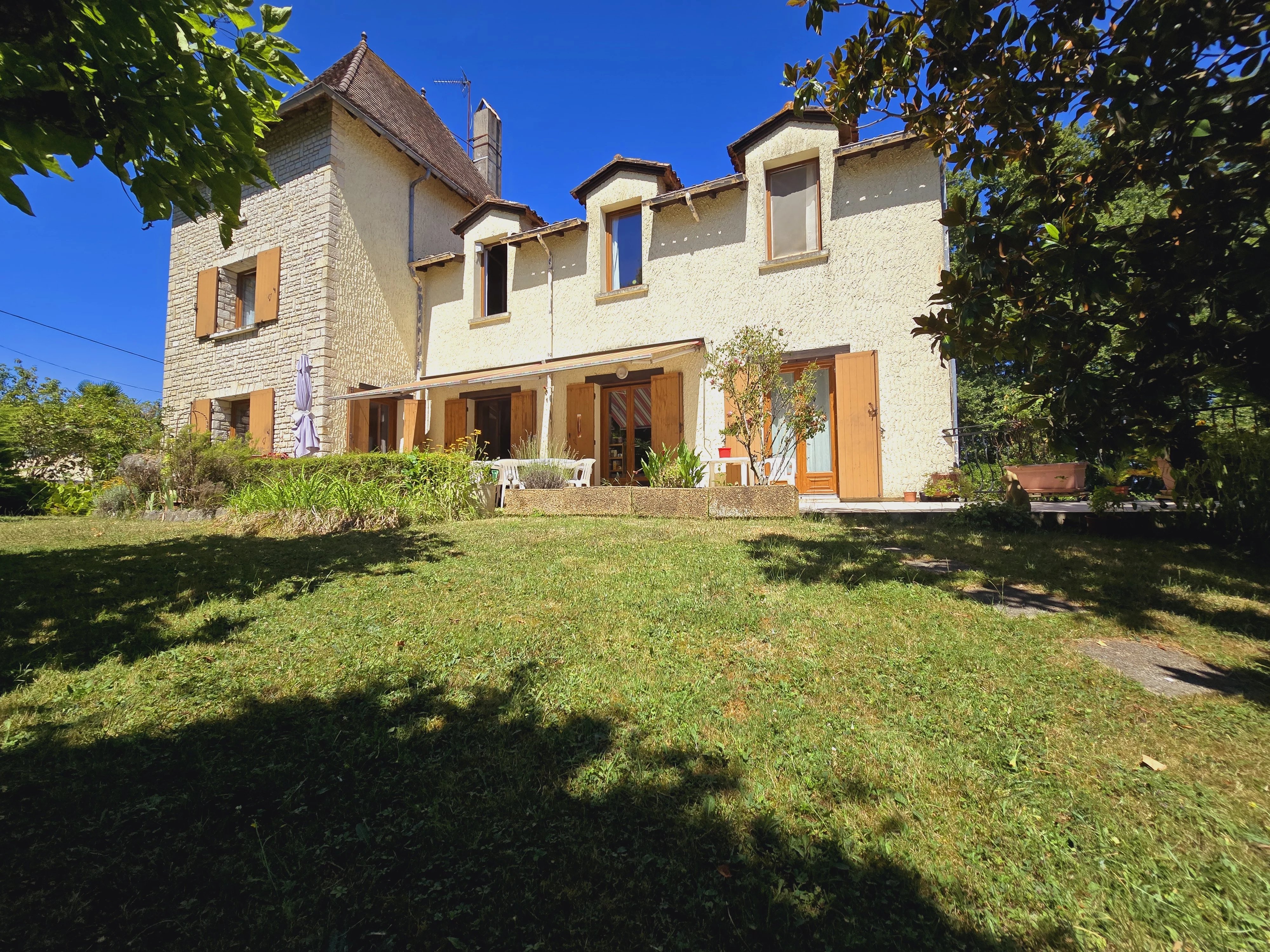 Maison familiale spacieuse avec 4 chambres, un grand sous-sol et une piscine