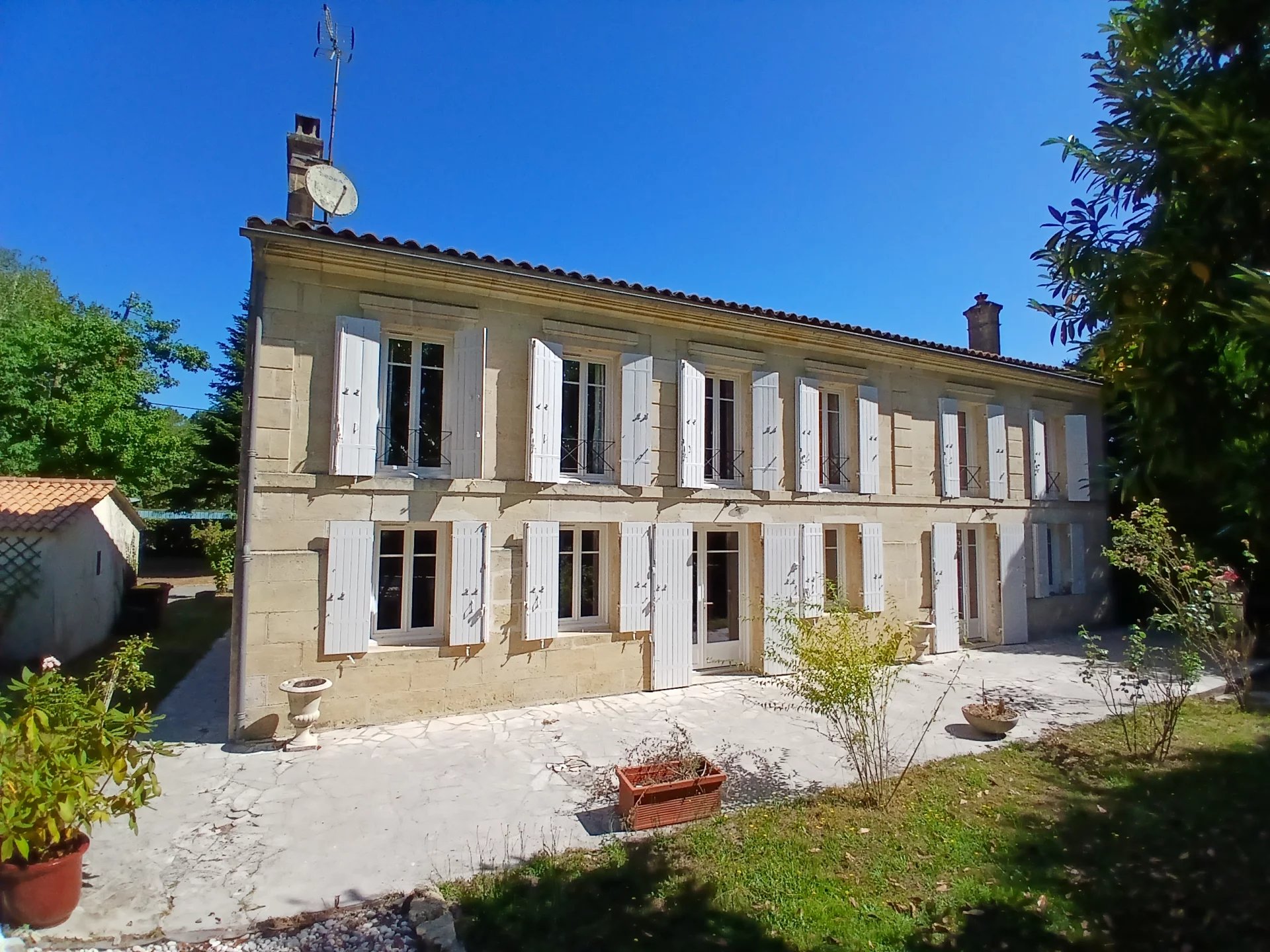 Belle maison de maître charentaise avec piscine et potentiel de revenus