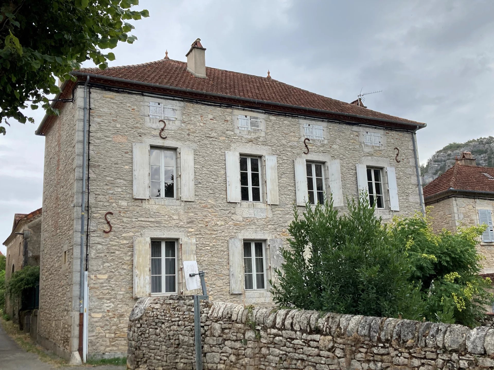 Maison de Maître with swimming pool and outbuildings, in the heart of the Célé valley