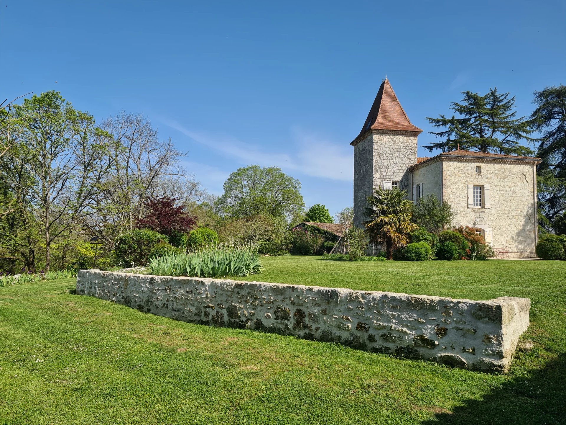 Magnificent renovated 16th century Manor House. Amazing location