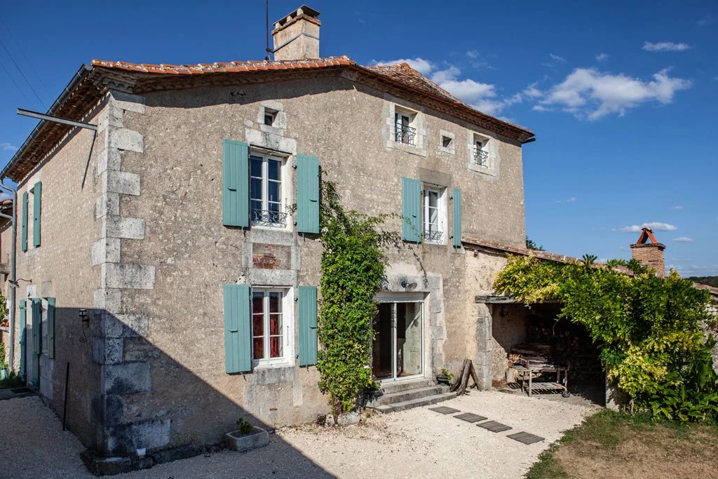 Maison avec 4 chambres, dépéndances et piscine