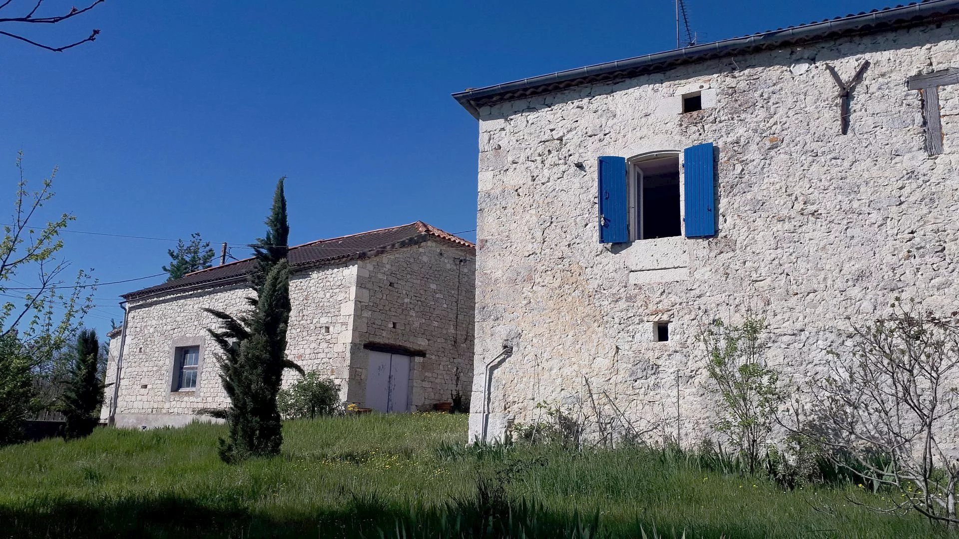 Pretty stone house with magnificent barn, countryside views and woodland