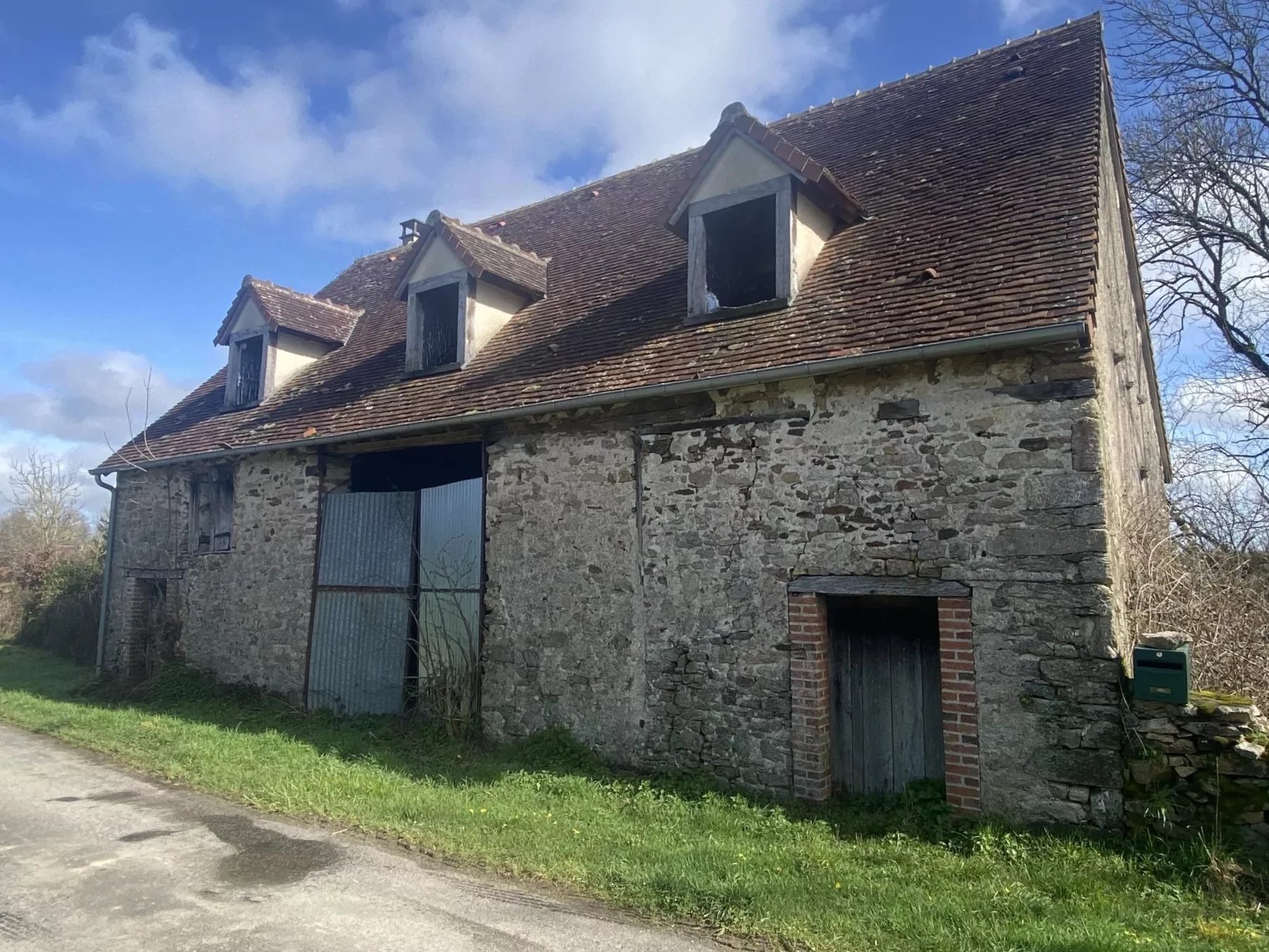 Charmante maison à rénover entièrement et 7828m3 de jardin avec accès au ruisseau