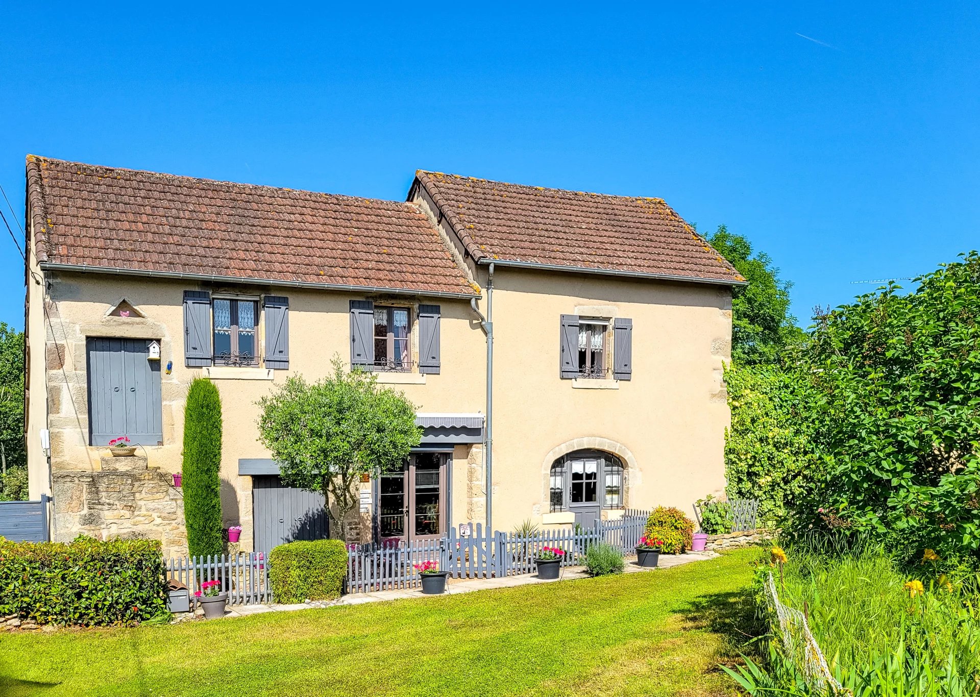 Charmante maison en pierre dans un hameau paisible