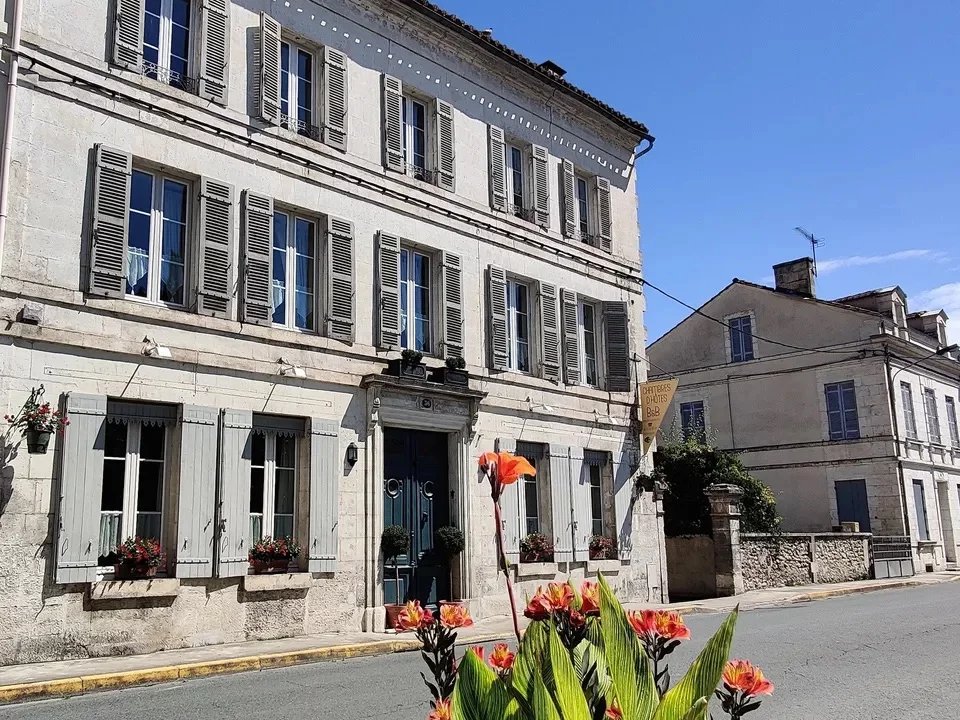 Exceptional 6 bedroom townhouse in prime location