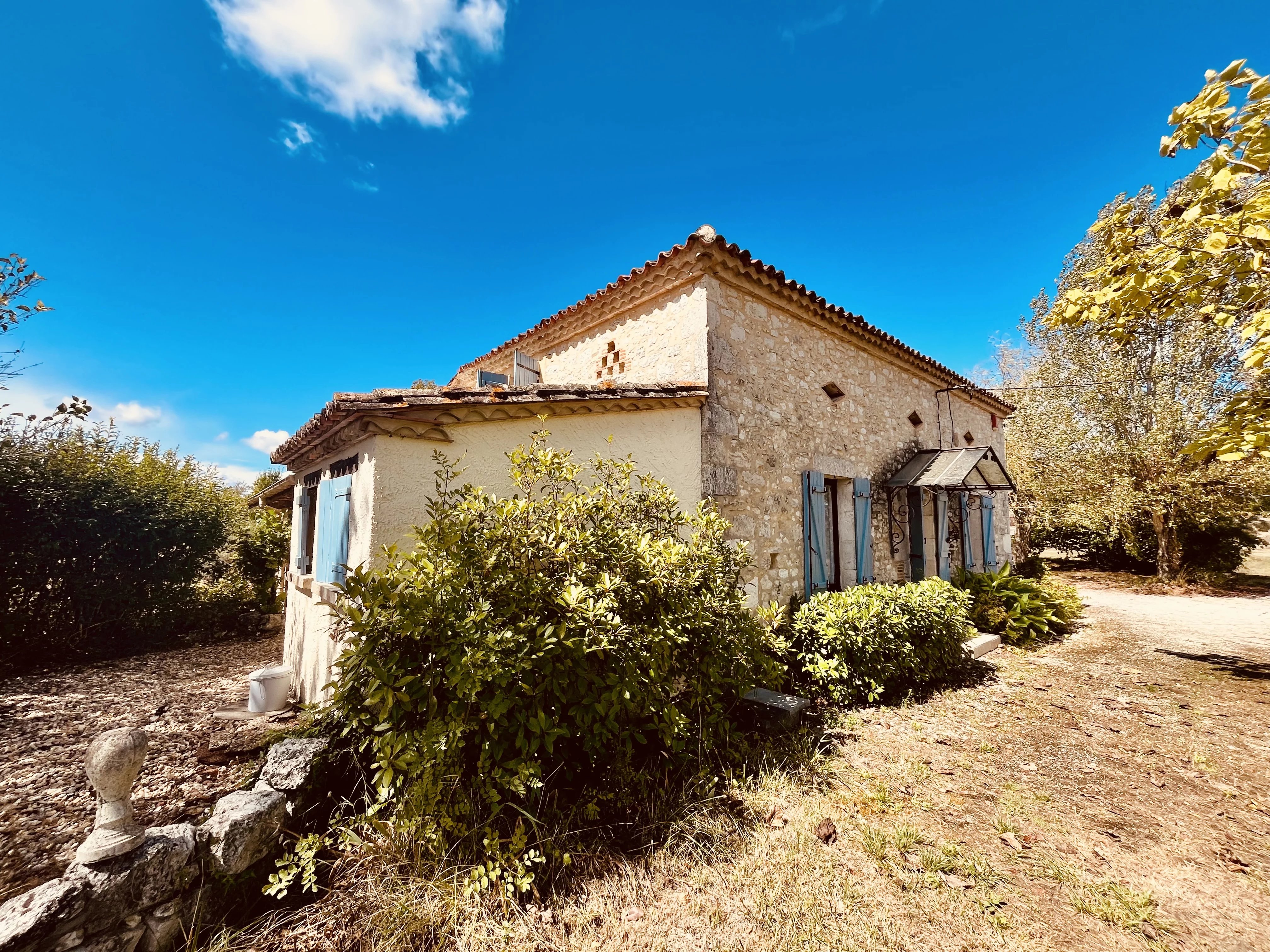 Elegant Home with Pool, Guest house and Far-Reaching Views