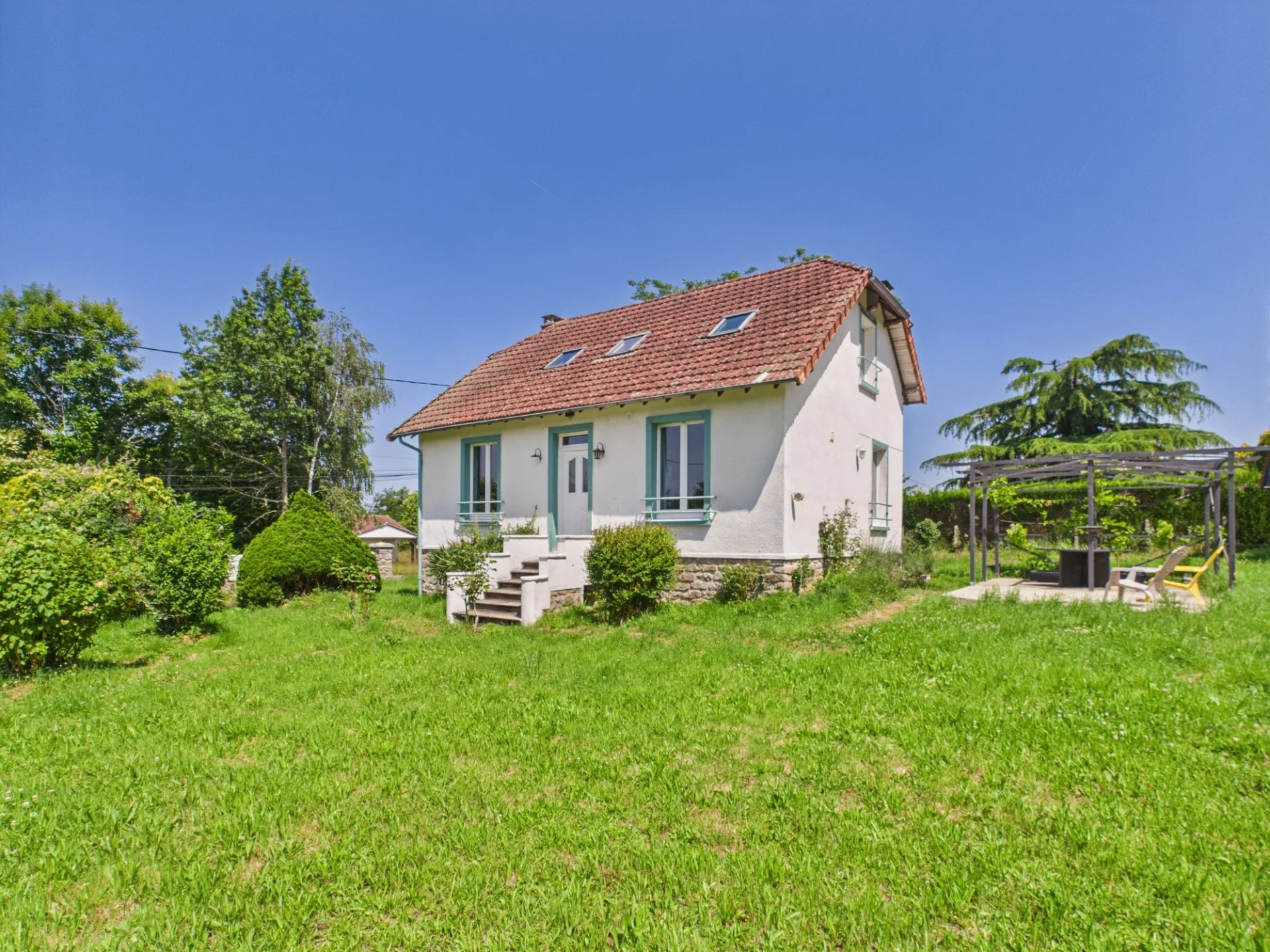 Well presented, private family home with large garden