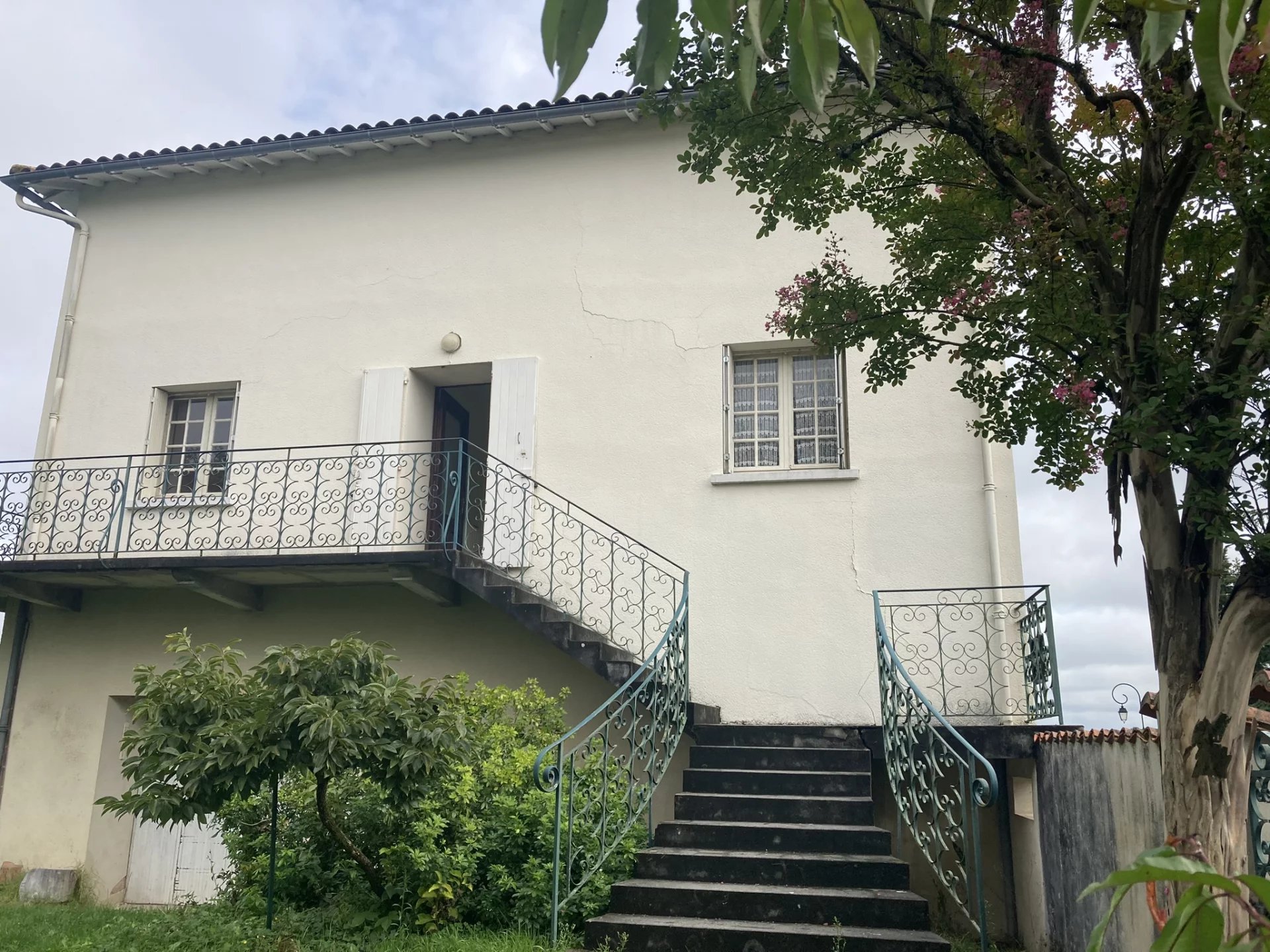 Grande maison sur deux niveaux dans village avec boulangerie et restaurant