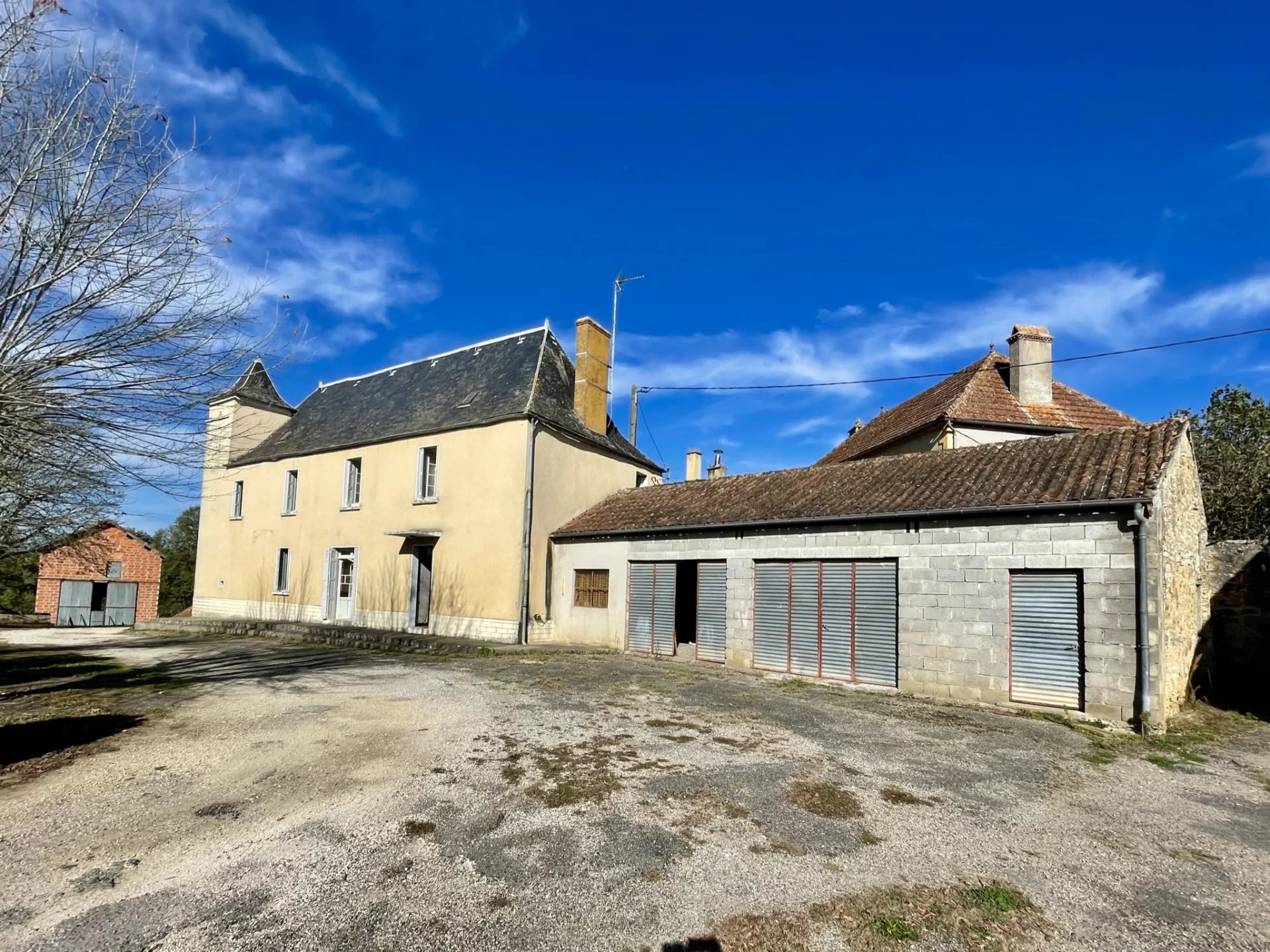 Ancien corps de ferme avec beaucoup de possibilites