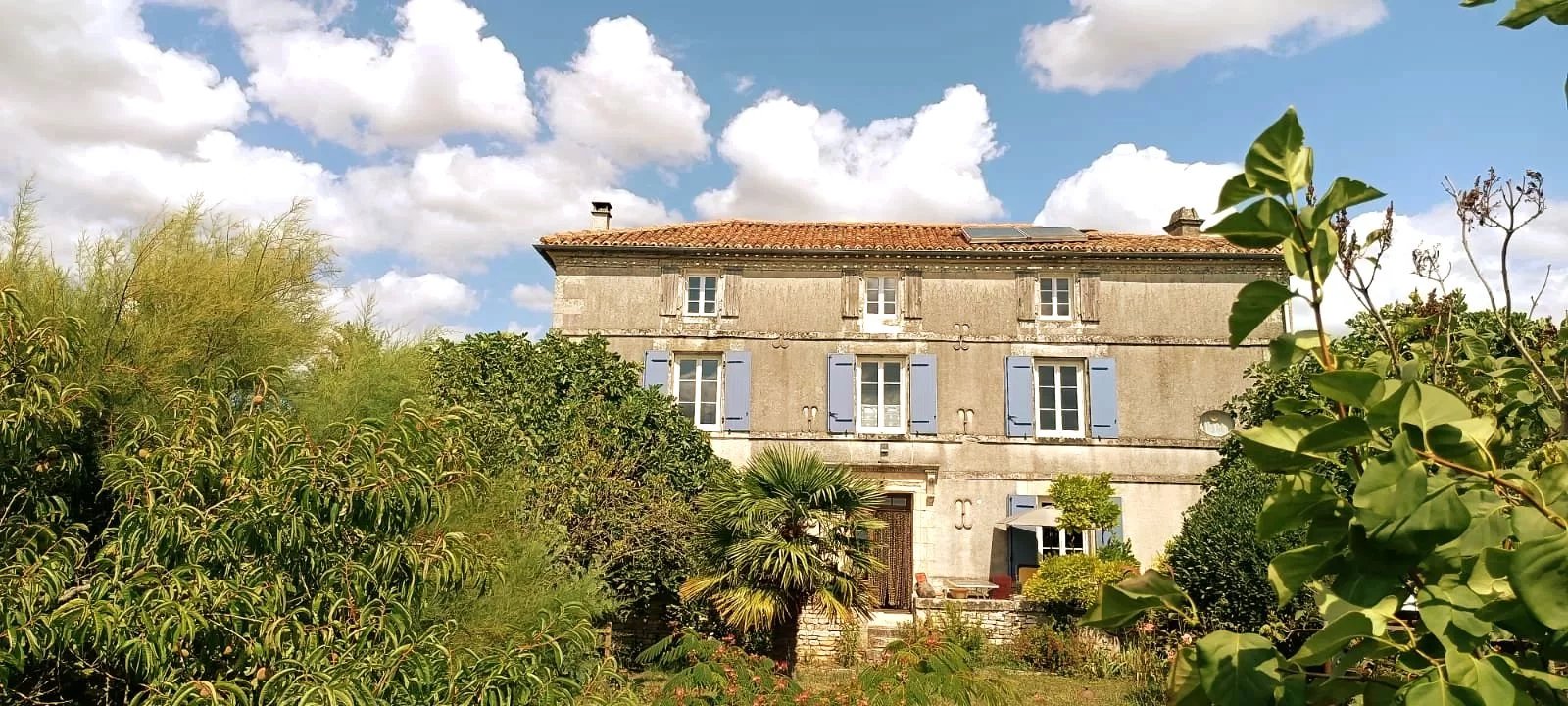 A 6 bedroom character property with outbuildings close to all amenities