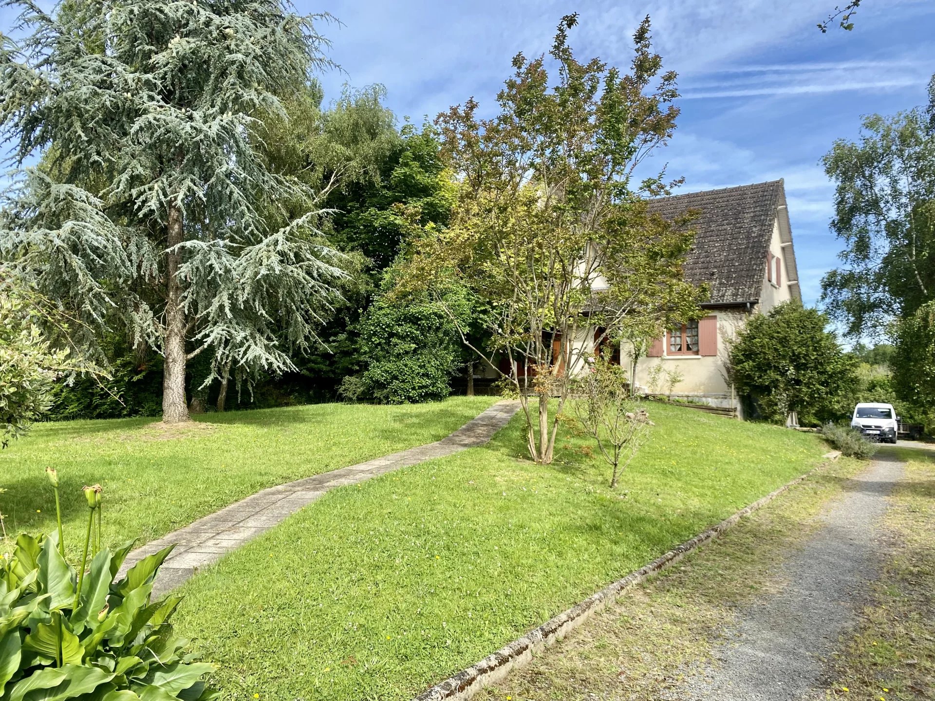 Belle maison avec grand jardin à Bussière-Poitevine