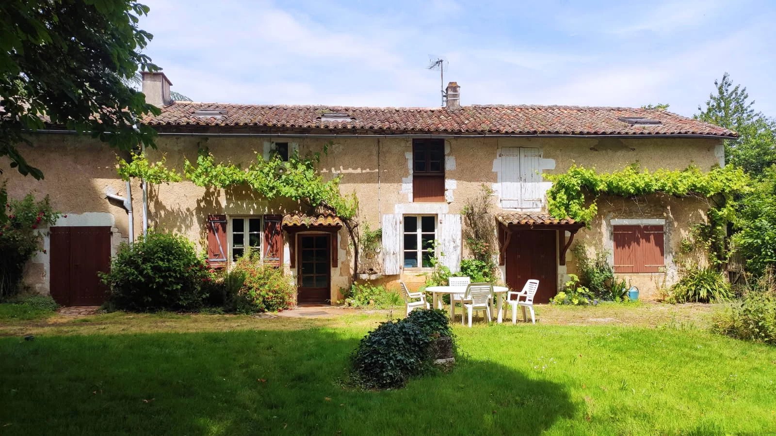 Belle maison en pierre de 4 chambres dans un quartier paisible