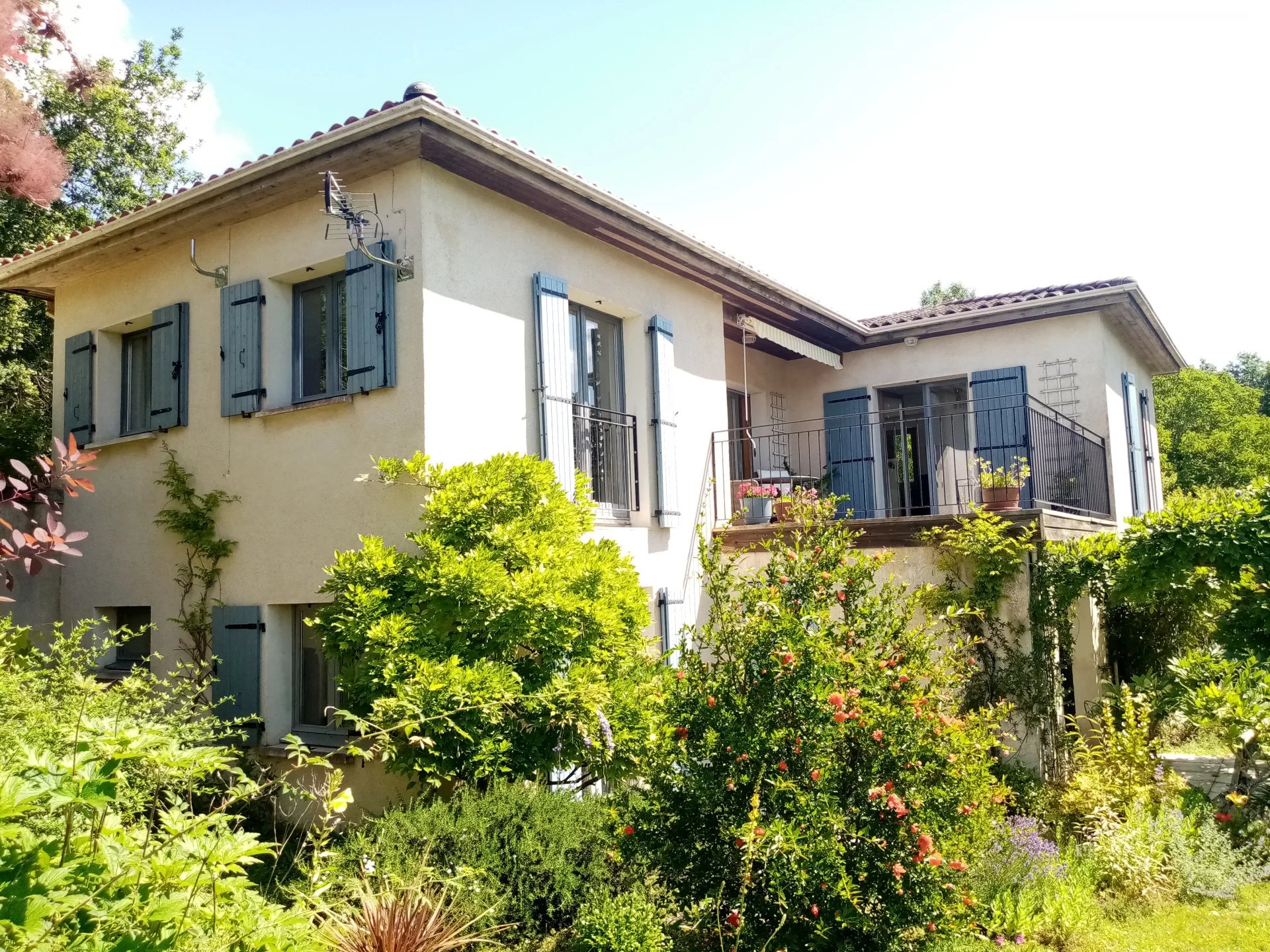 Maison familiale située à proximité d'un village populaire au bord de la rivière